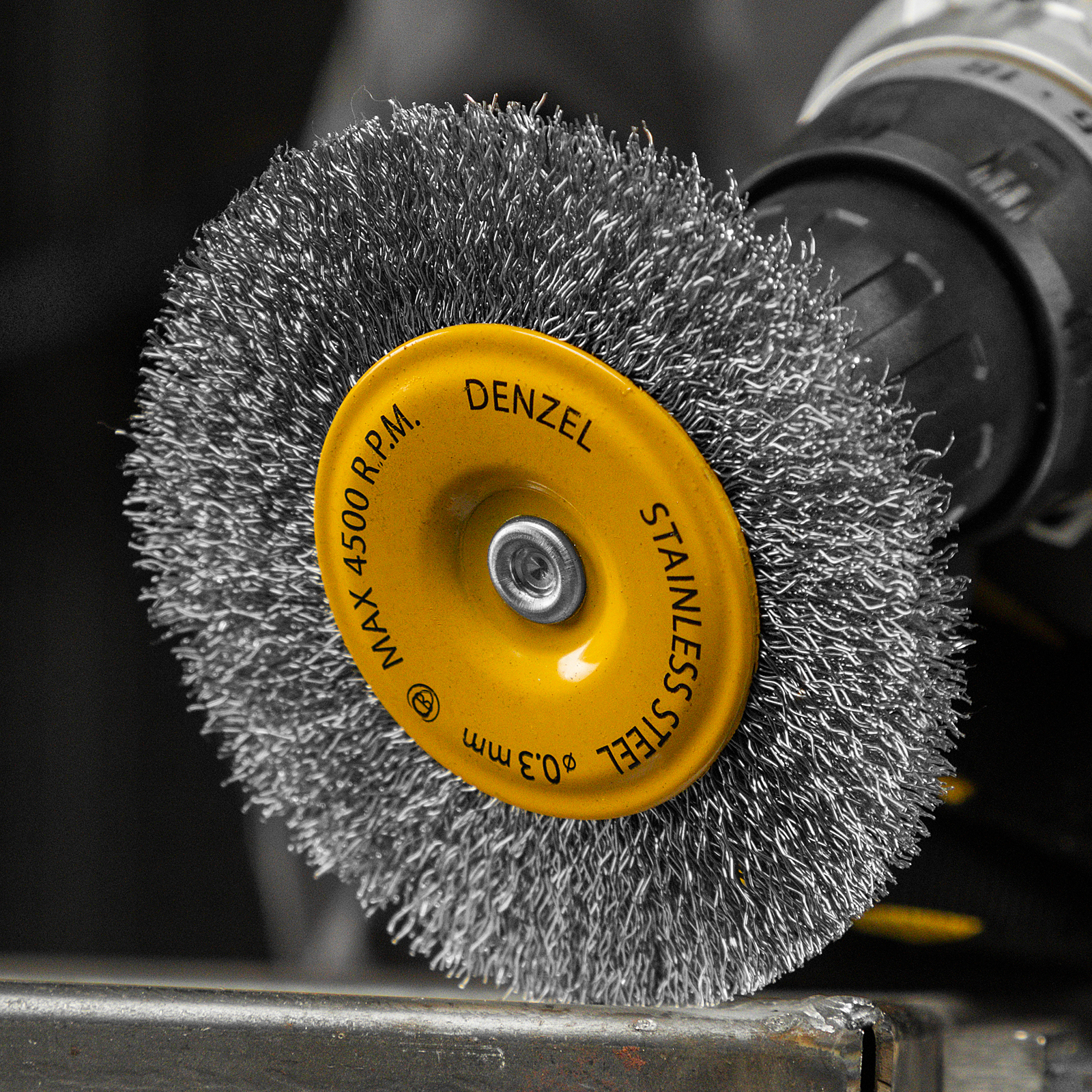 Щетка для дрели 100 мм, Плоская, со шпилькой, нержавеющая витая проволока Denzel
