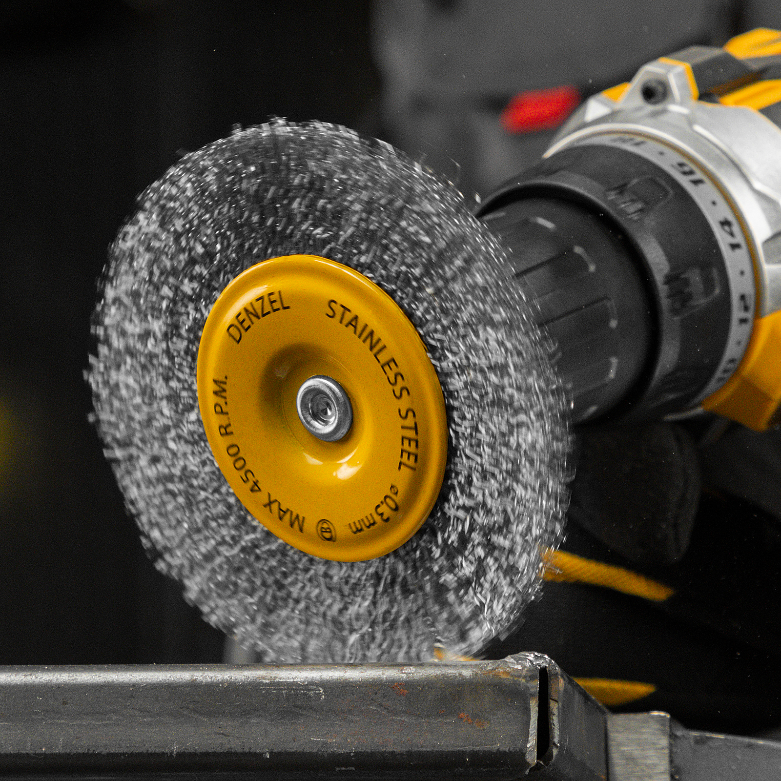 Щетка для дрели 100 мм, Плоская, со шпилькой, нержавеющая витая проволока Denzel