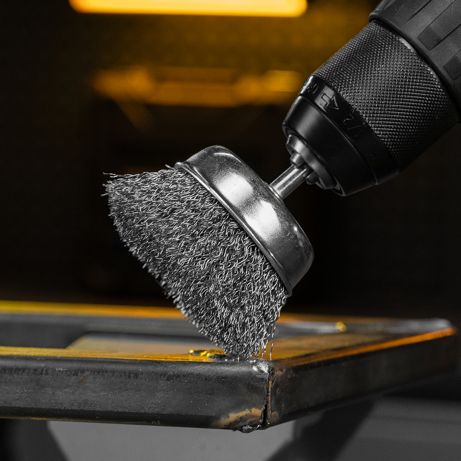 Набор щеток для дрели, 1 Плоская 50мм, 2 Чашки 25-50мм, шпилька, нерж. вит. проволока Denzel