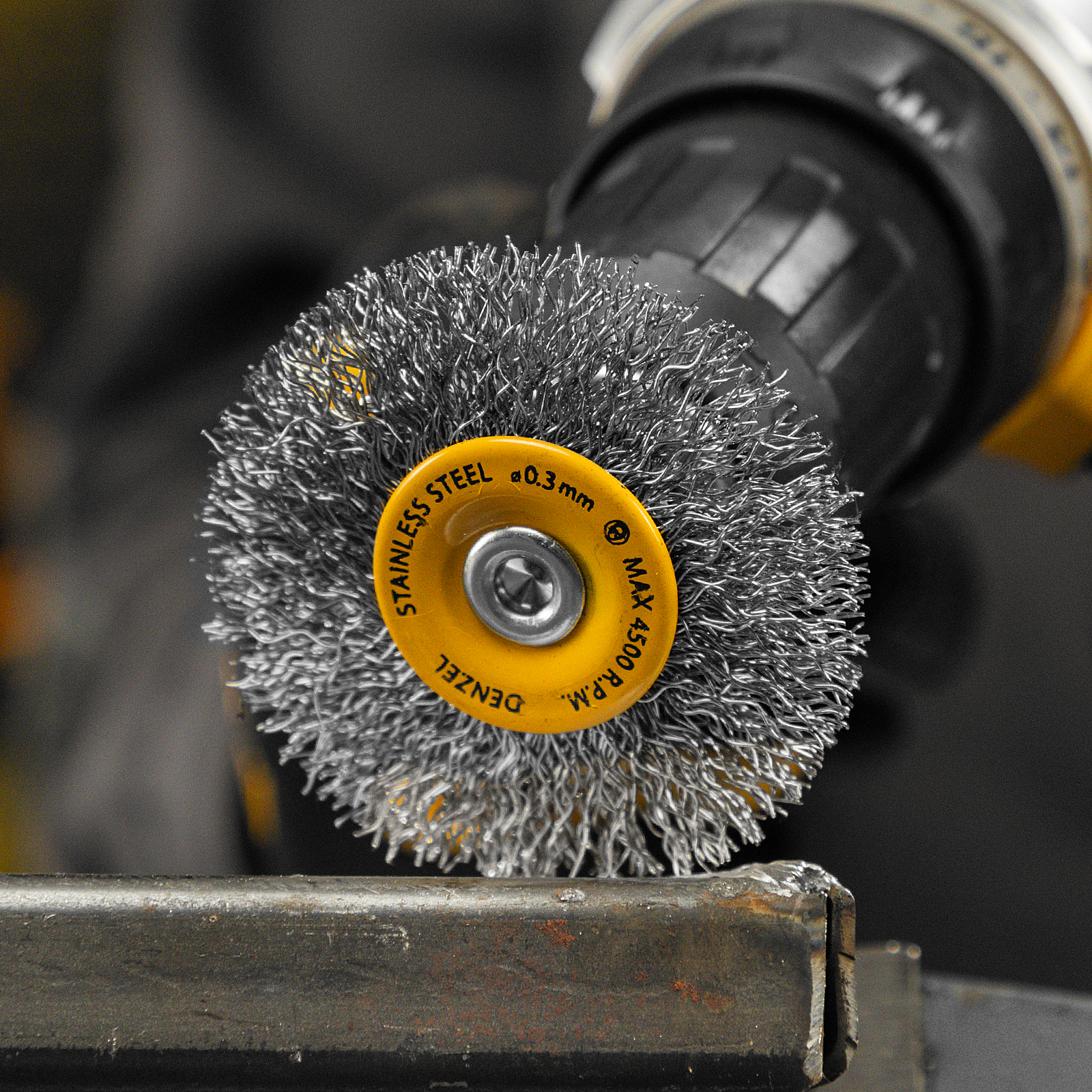 Щетка для дрели, 50 мм, Плоская, со шпилькой, нержавеющая витая проволока Denzel