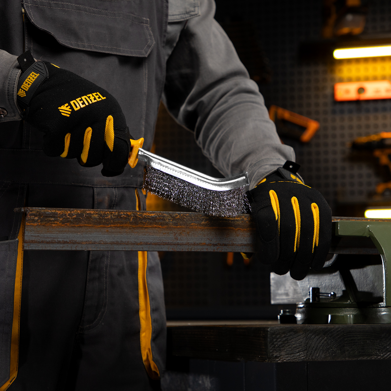 Щетка металлическая с пластмассовой ручкой, нержавеющая проволока DENZEL