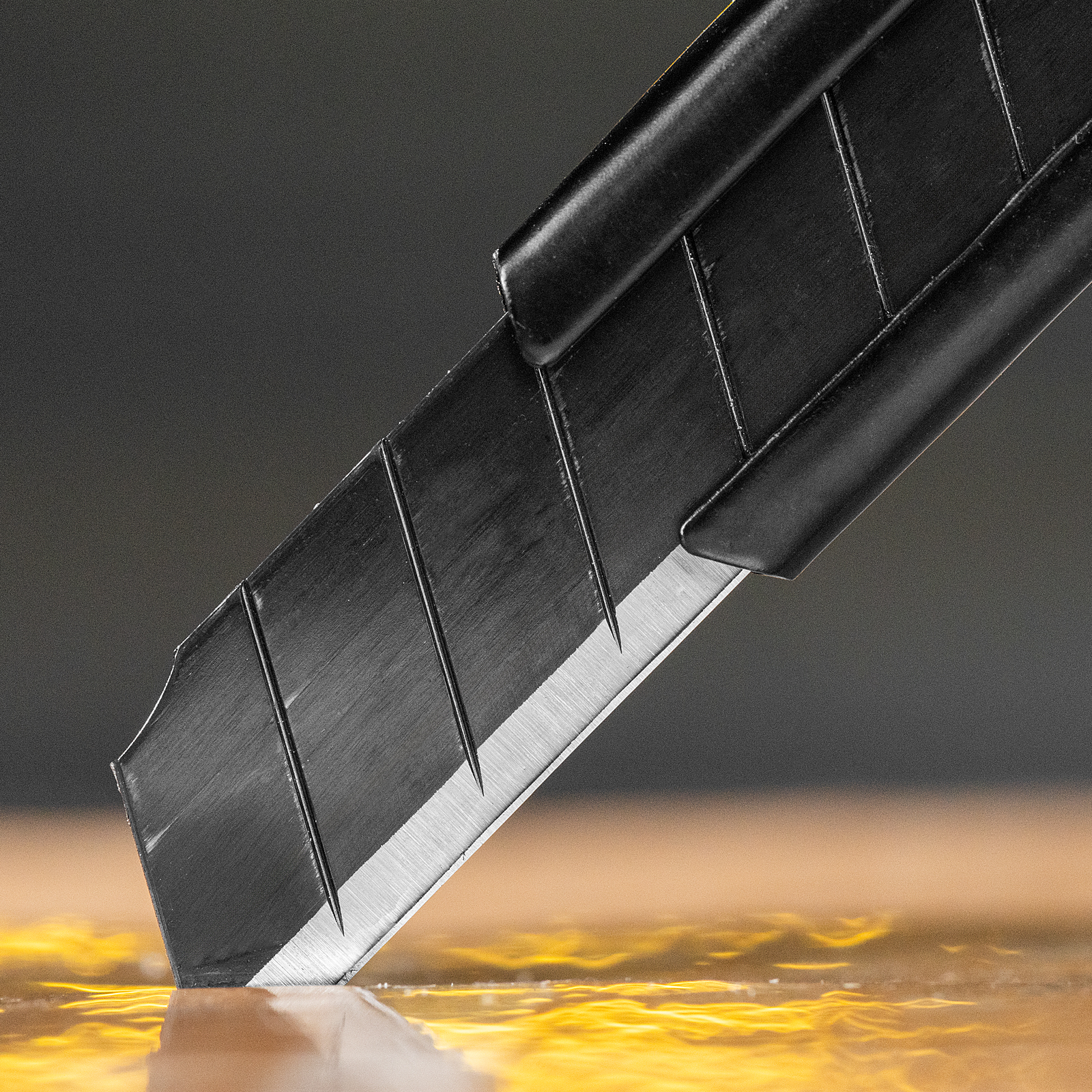 Нож, 9 мм, сменное лезвие, SK4, алюминиевый корпус, торцевой зажим Denzel