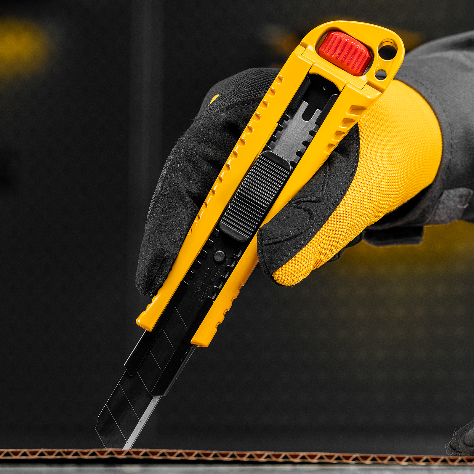 Нож, 18 мм, сменное лезвие, SK4, корпус из цинкового сплава + TPR, торцевой зажим Denzel