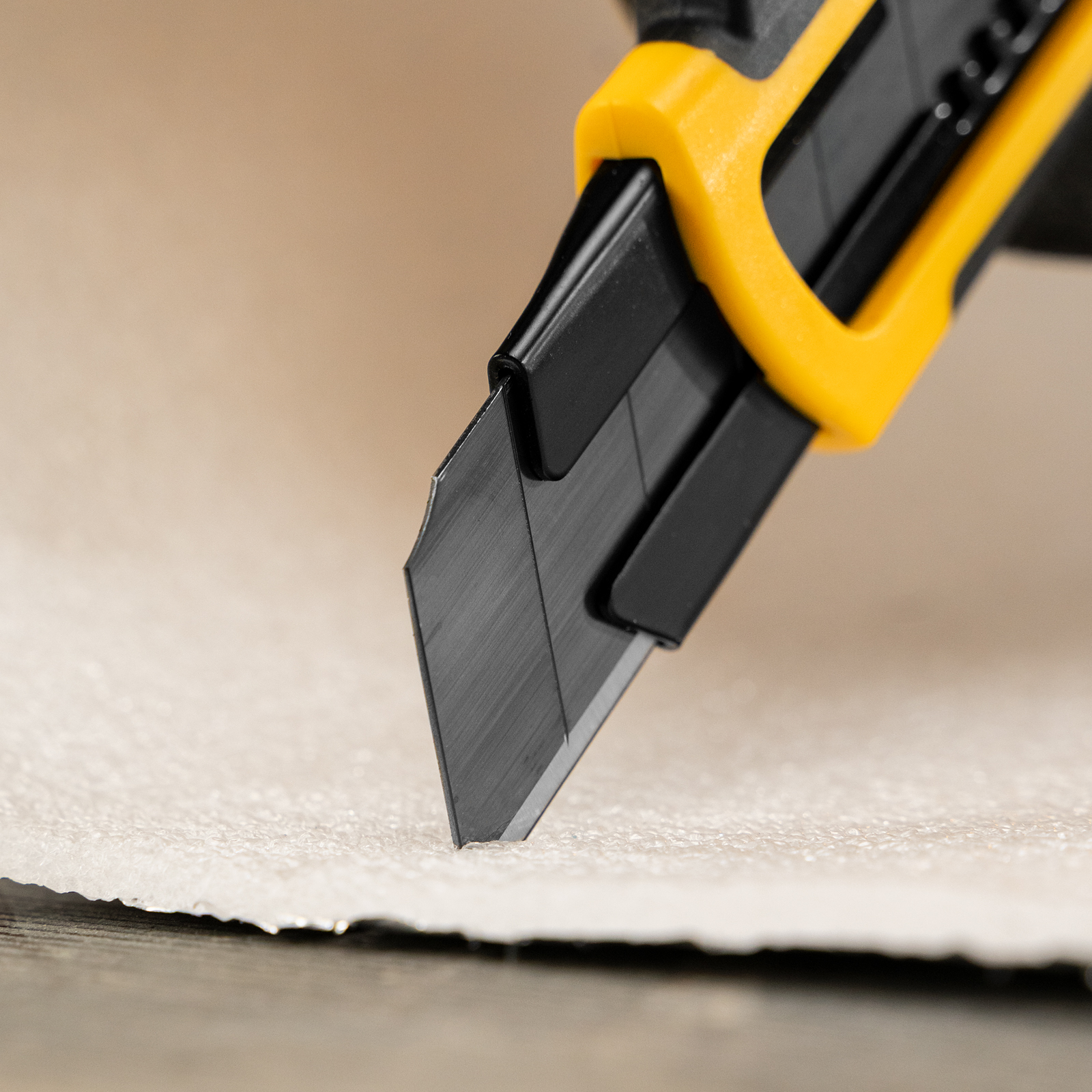 Нож, 25 мм, сменное лезвие, SK4, корпус из ABS + TPR, торцевой зажим Denzel