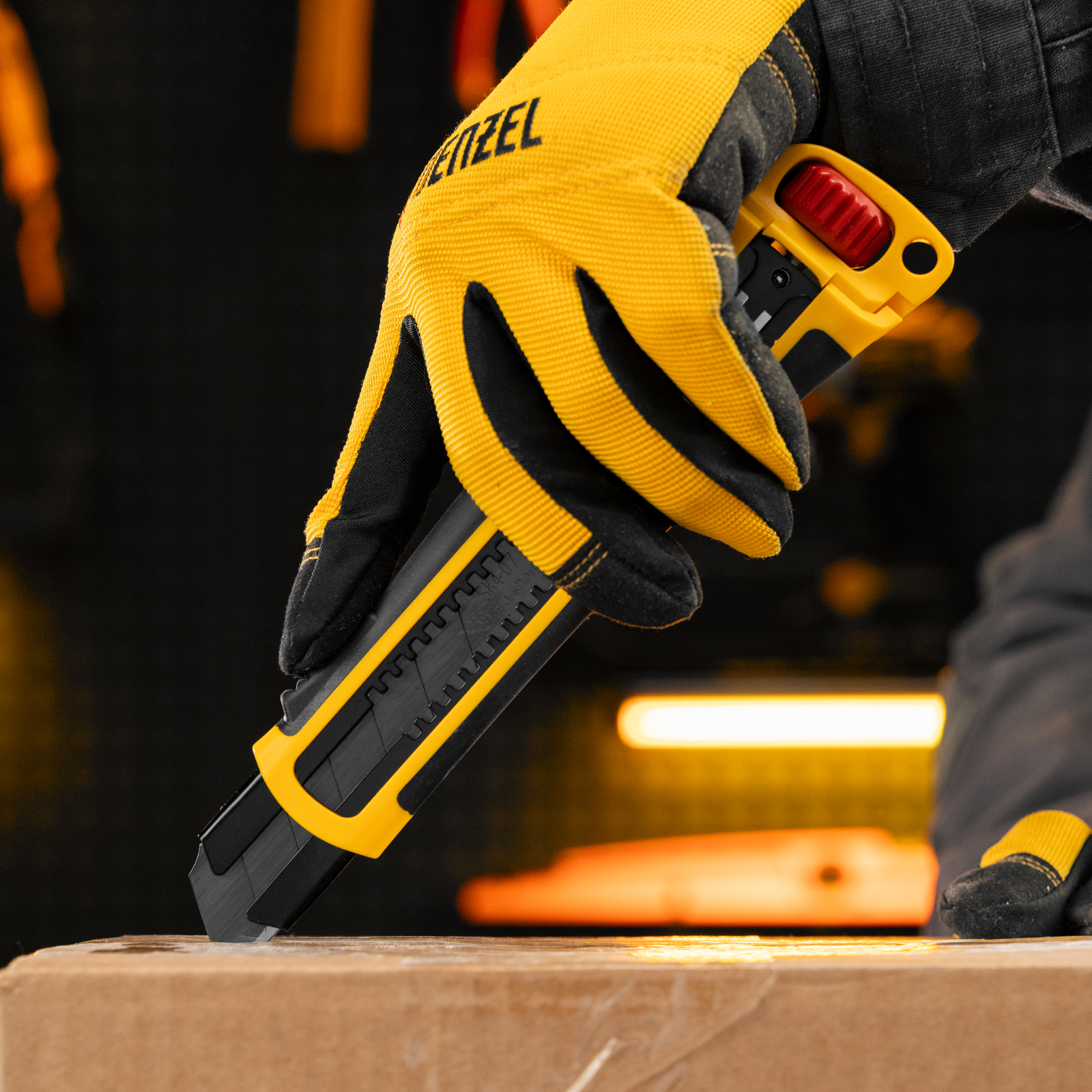 Нож, 25 мм, сменное лезвие, SK4, корпус из ABS + TPR, торцевой зажим Denzel