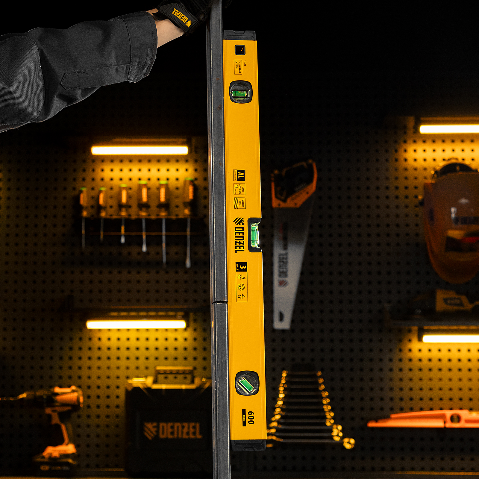 Уровень алюминиевый, магнит, фрезерованный, 3 глазка (1 зеркал.) 0,5 мм/м, 600 мм Denzel