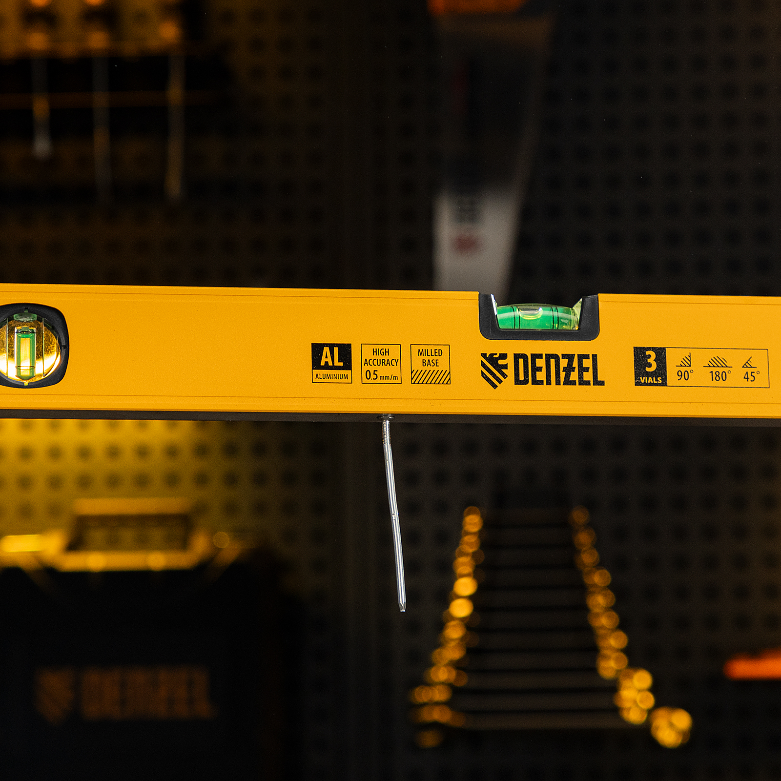 Уровень алюминиевый, магнит, фрезерованный, 3 глазка (1 зеркал.) 0,5 мм/м, 600 мм Denzel