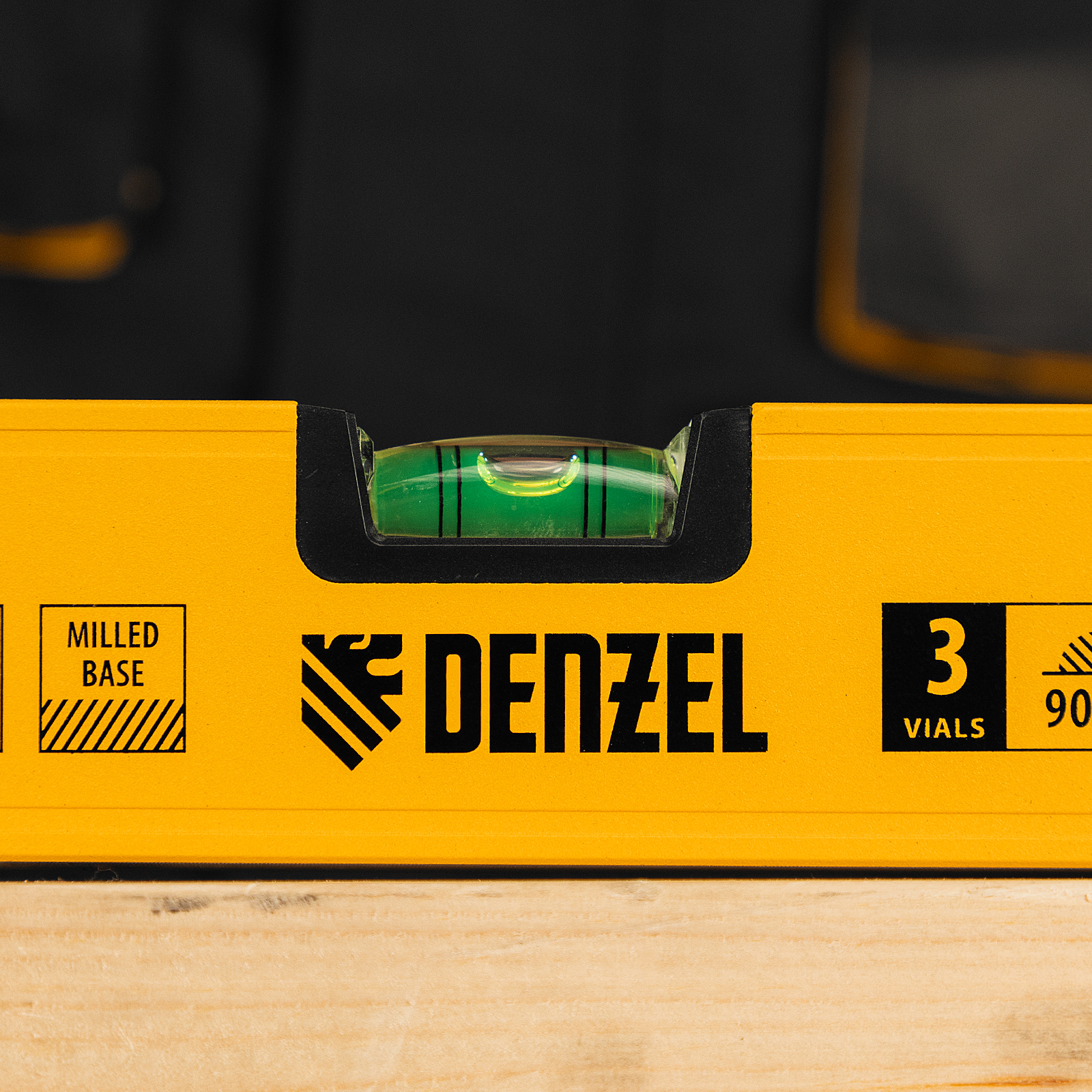 Уровень алюминиевый, магнит, фрезерованный, 3 глазка (1 зеркал.) 0,5 мм/м, 800 мм Denzel