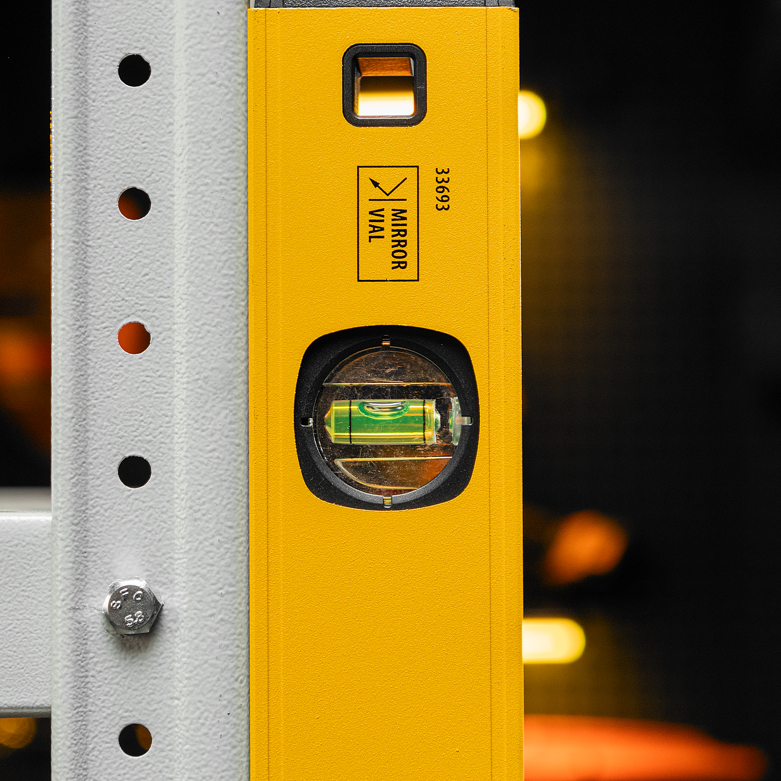 Уровень алюминиевый, магнит, фрезерованный, 3 глазка (1 зеркал.) 0,5 мм/м, 1000 мм Denzel