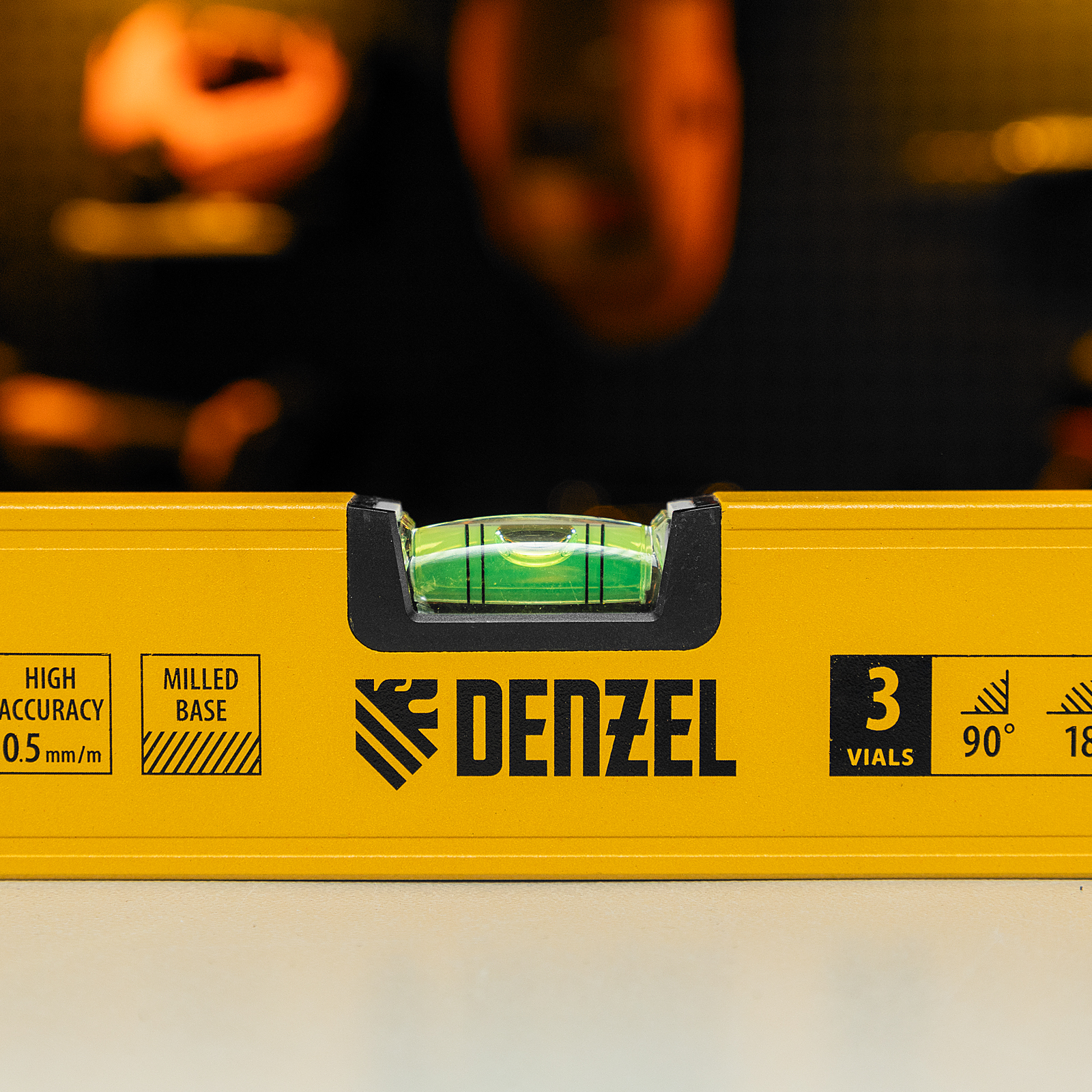 Уровень алюминиевый, магнит, фрезерованный, 3 глазка (1 зеркал.) 0,5 мм/м, 1000 мм Denzel