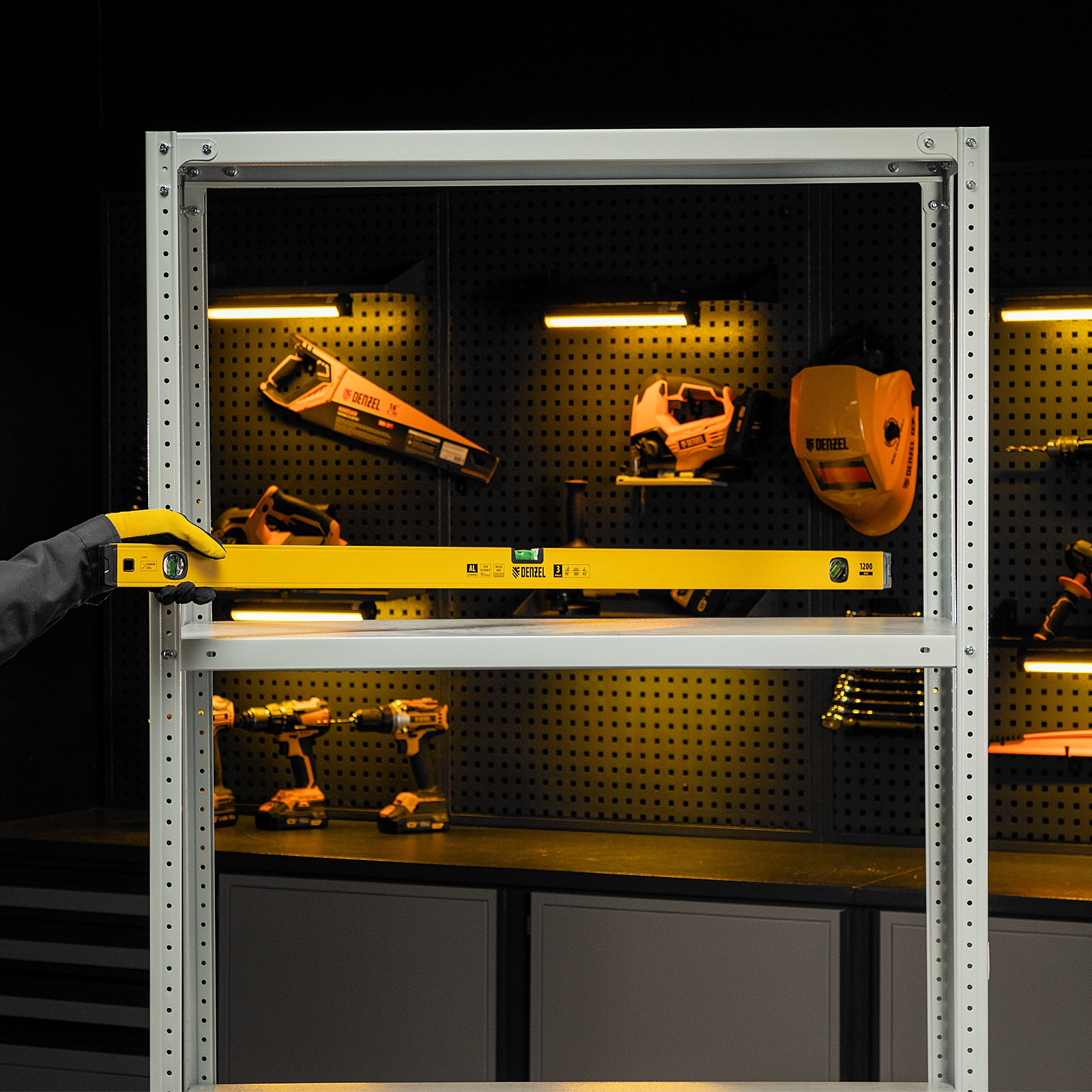 Уровень алюминиевый, магнит, фрезерованный, 3 глазка (1 зеркал.) 0,5 мм/м, 1200 мм Denzel