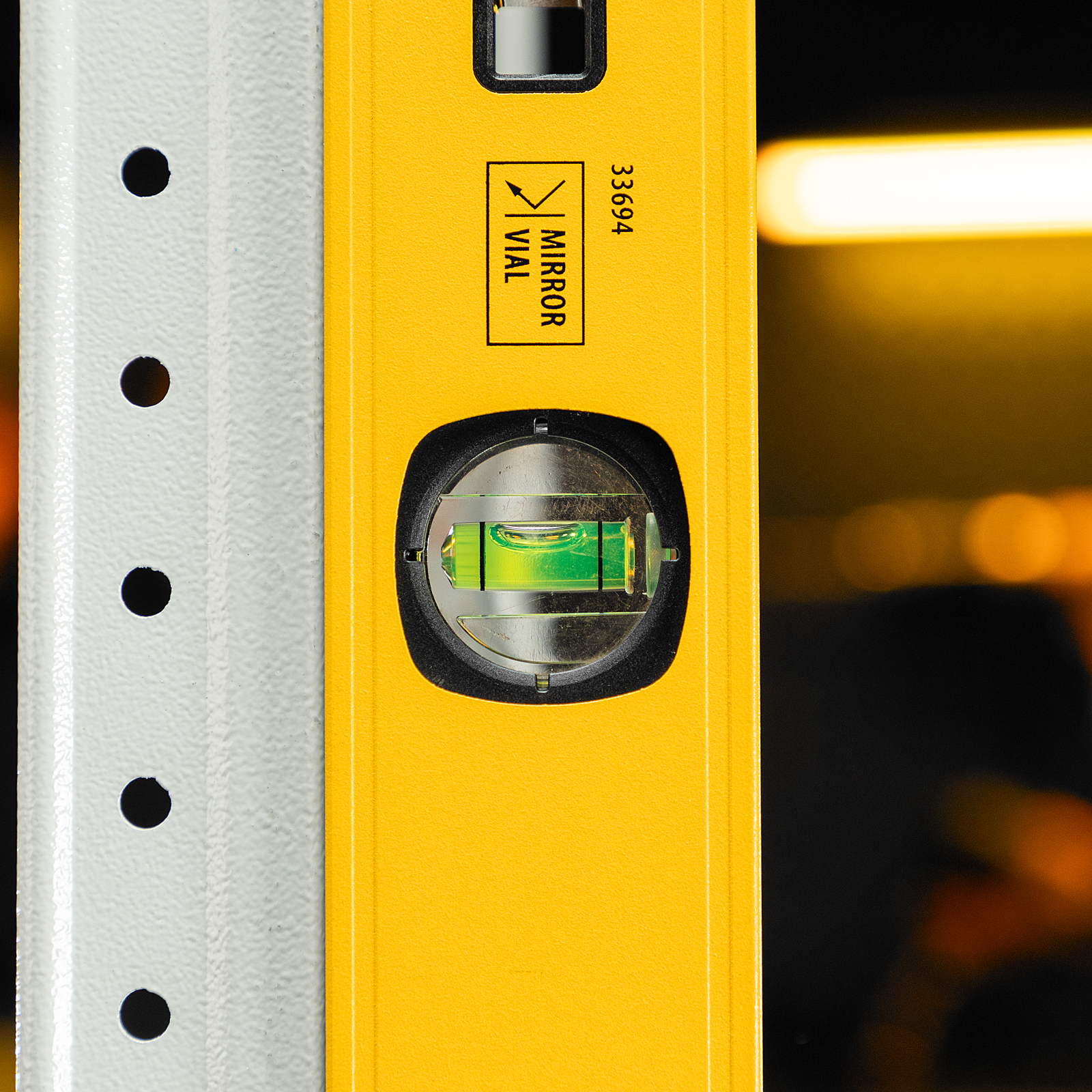 Уровень алюминиевый, магнит, фрезерованный, 3 глазка (1 зеркал.) 0,5 мм/м, 1200 мм Denzel