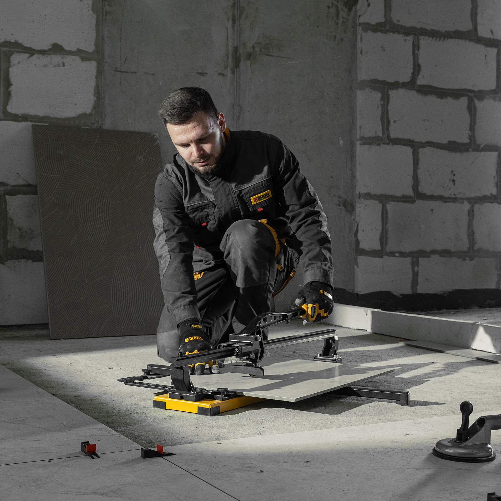 Плиткорез рельсовый 600х16мм, каретка на подш., стальная станина, усил. рукоятка-пенал Denzel