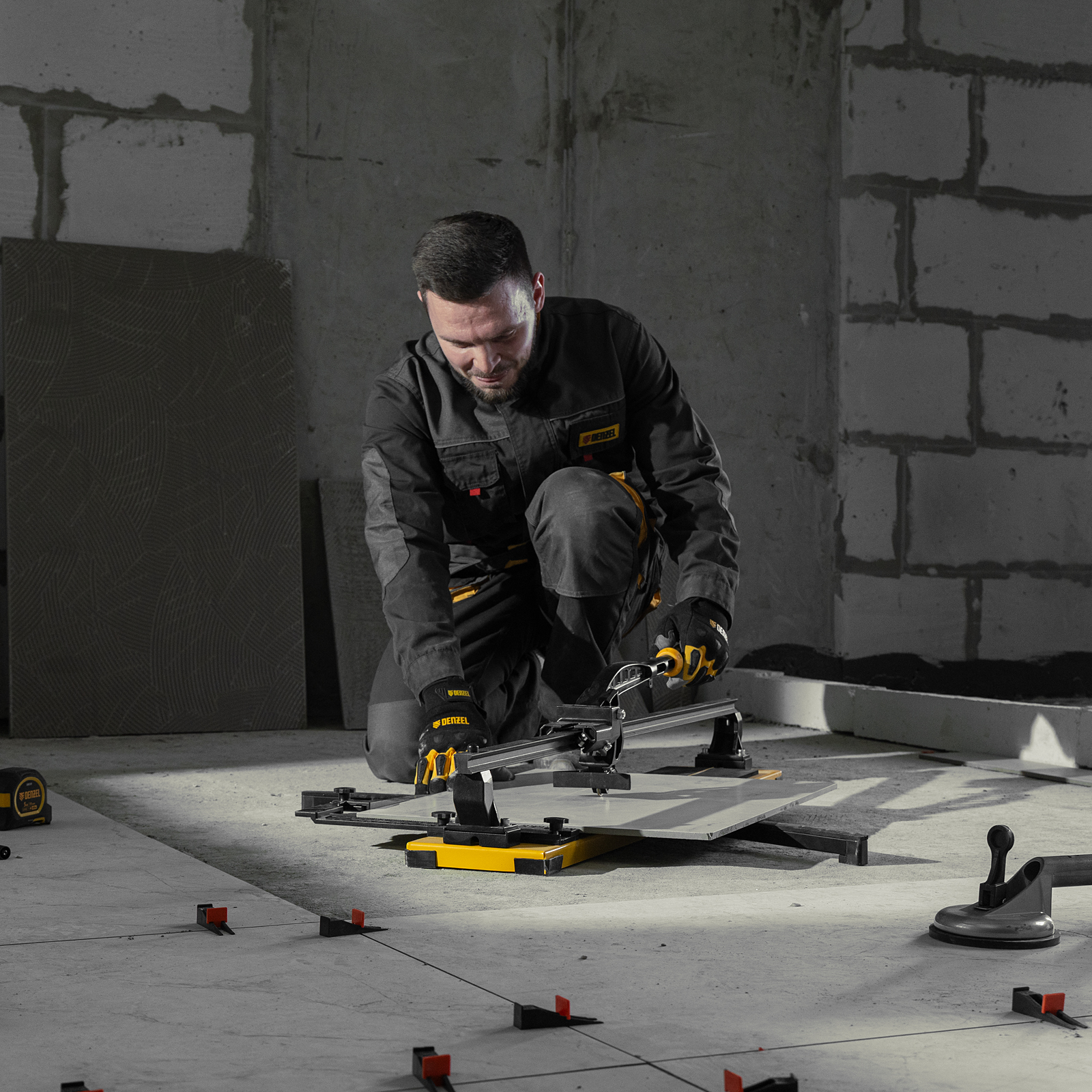 Плиткорез рельсовый 800х16мм, каретка на подш., стальная станина, усил. рукоятка-пенал Denzel