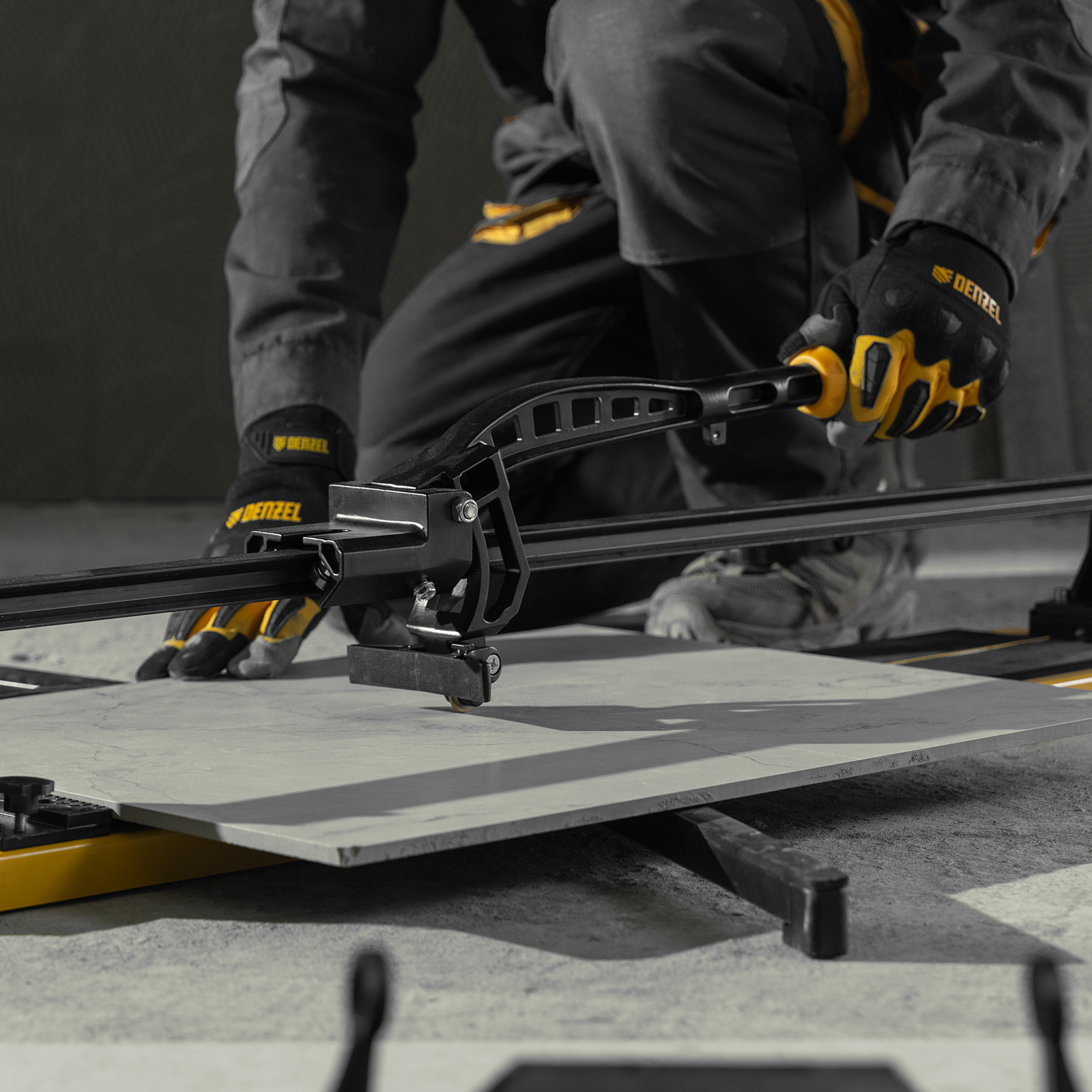 Плиткорез рельсовый 800х16мм, каретка на подш., стальная станина, усил. рукоятка-пенал Denzel