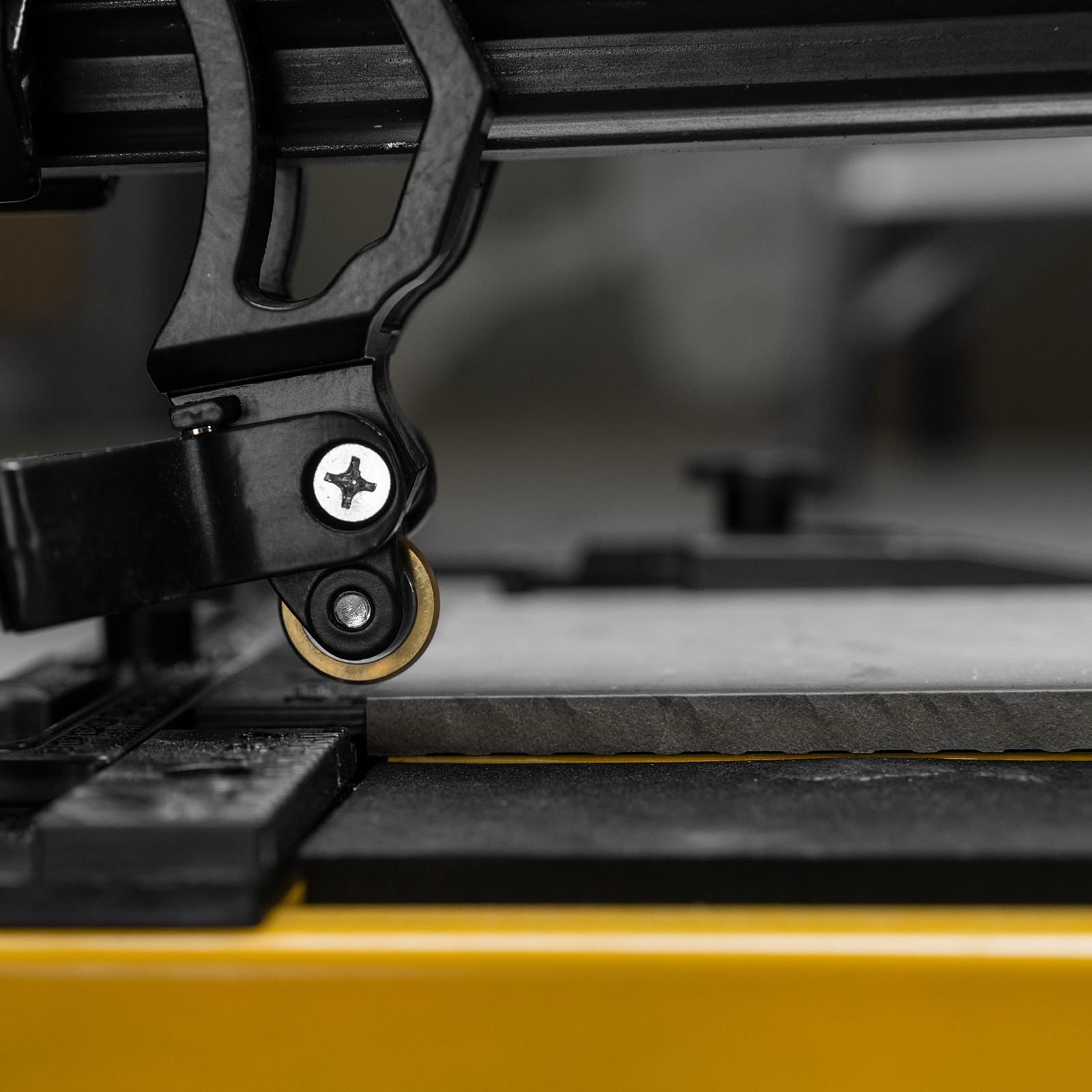 Плиткорез рельсовый 1200х16мм, каретка на подш., стальная станина, усил. рукоятка-пенал Denzel