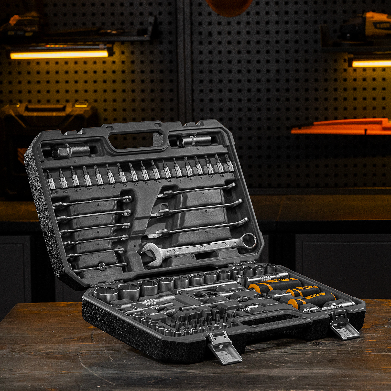 Набор инструментов, 1/2", 1/4", CrV, S2, пластиковый кейс, 82 предмета Denzel