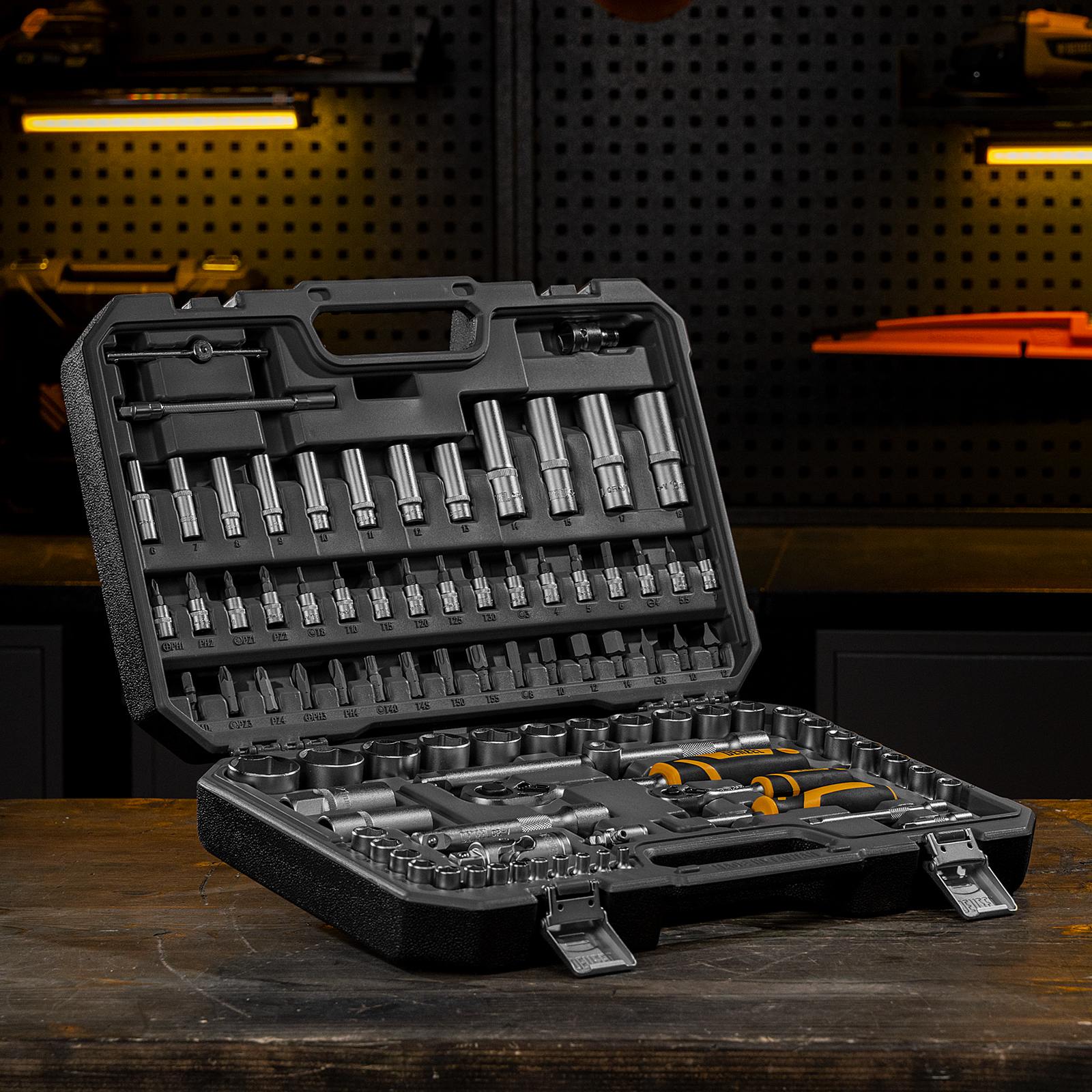 Набор инструментов, 1/2", 1/4", CrV, S2, пластиковый кейс, 94 предмета Denzel