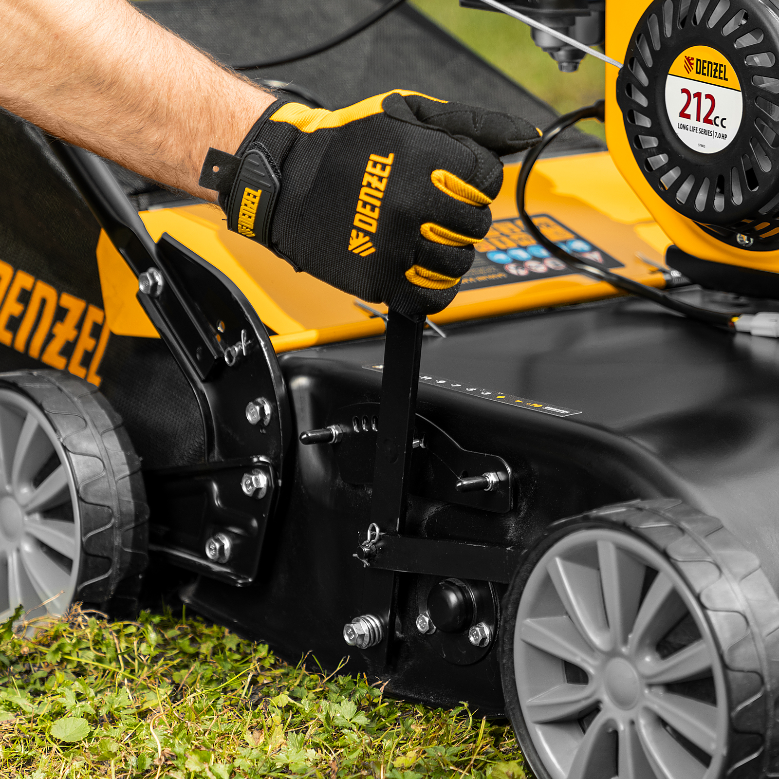 Скарификатор-аэратор бензиновый SAG-400, 212 см3, -15/+10 мм, 40 см Denzel