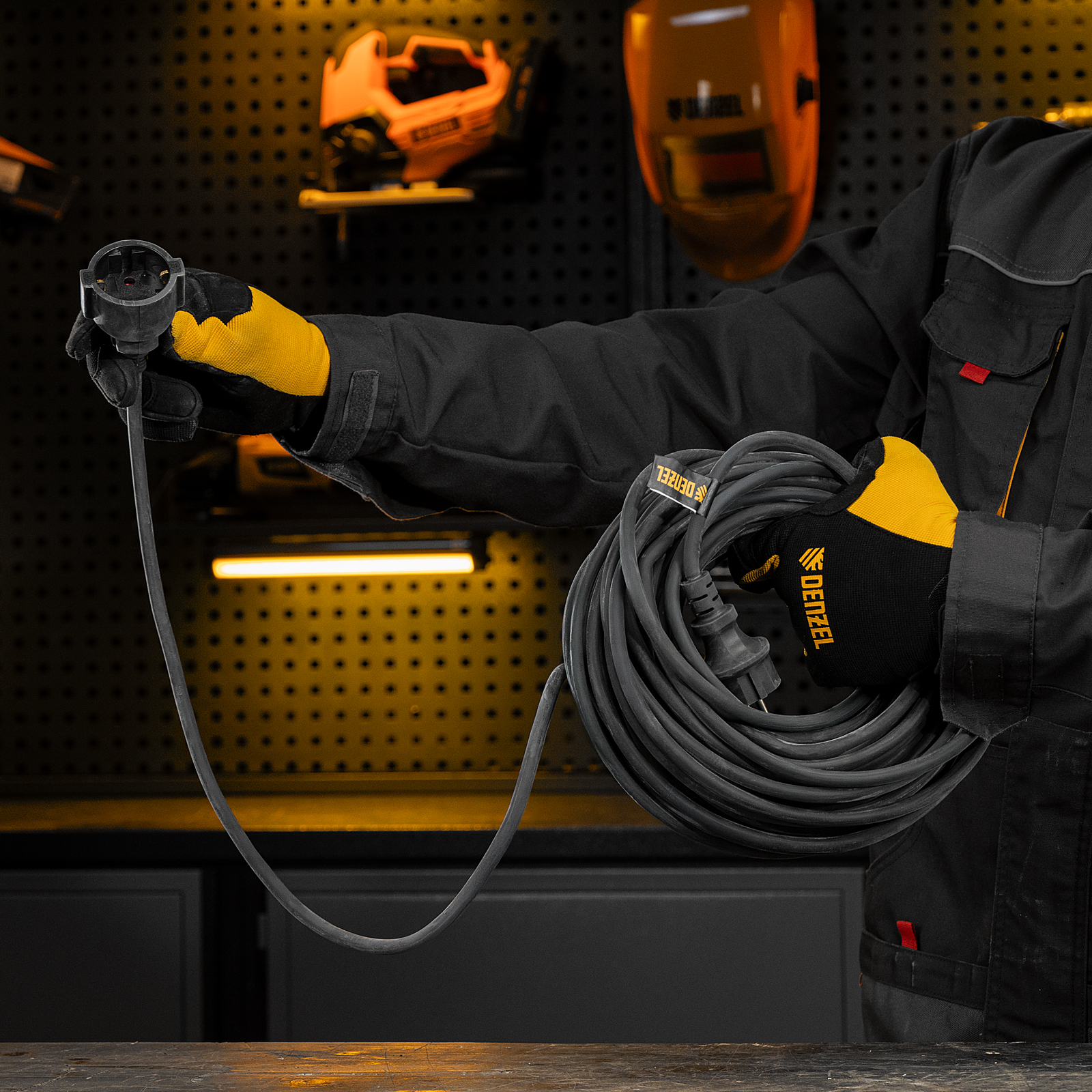 Удлинитель-шнур силовой Top Series, КГТТ, 20м, 1 розетка, 3 x 1,5 мм Denzel