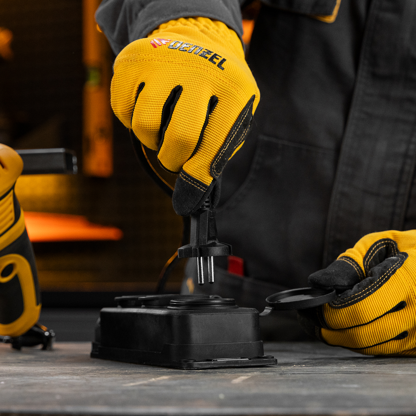 Удлинитель-шнур силовой Top Series, КГТТ, 10 м, 3 розетки, 3 x 1,5 мм Denzel