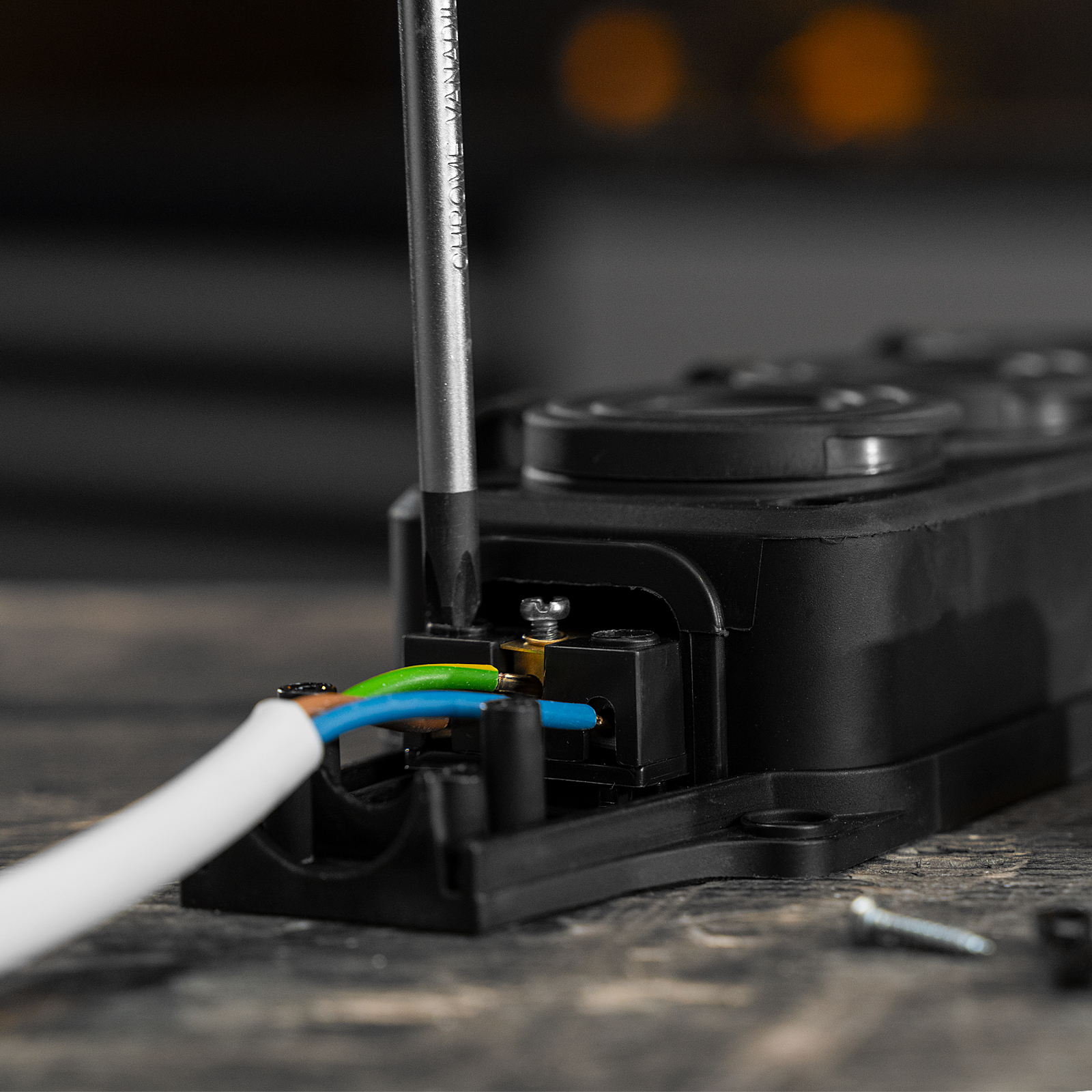 Шнур сетевой Energy Series, ПВС, 3 м, 3 x 1,5 мм, с неразборной вилкой, белый, Denzel