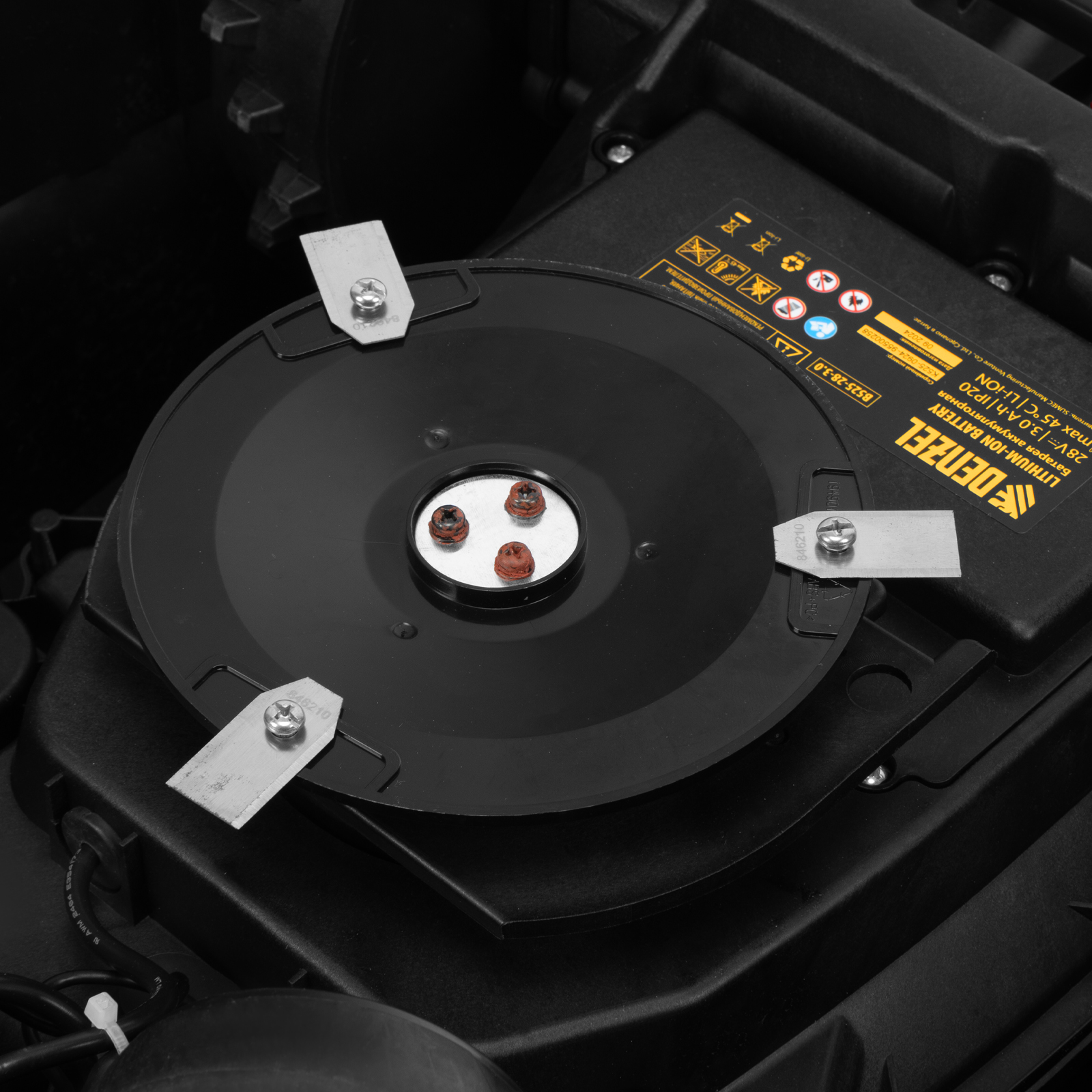 Робот-газонокосилка Grass Master 1000  1000м², 3Ач, 28V, LCD дисплей, Wi-Fi Denzel