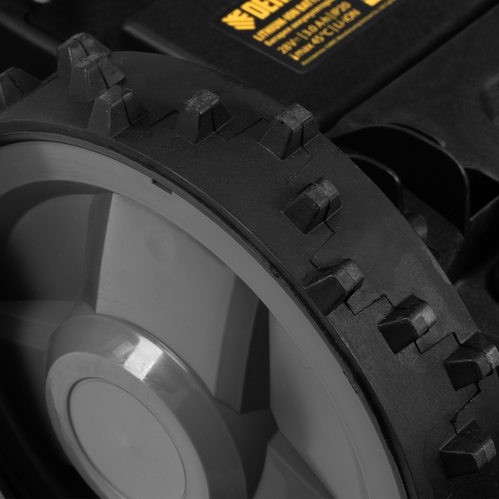 Робот-газонокосилка Grass Master 1000  1000м², 3Ач, 28V, LCD дисплей, Wi-Fi Denzel