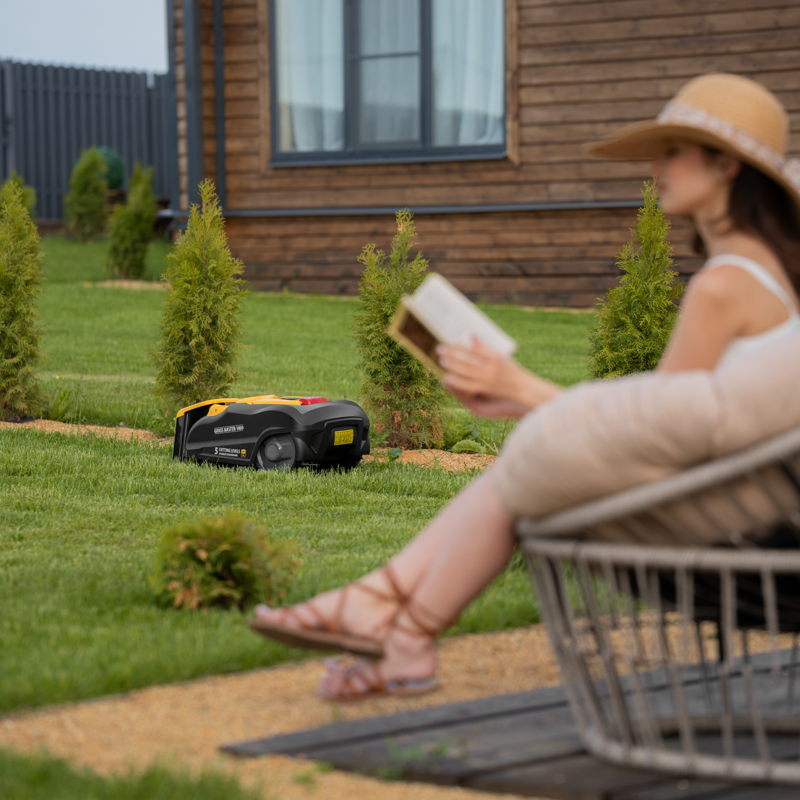 Робот-газонокосилка Grass Master 1000  1000м², 3Ач, 28V, LCD дисплей, Wi-Fi Denzel