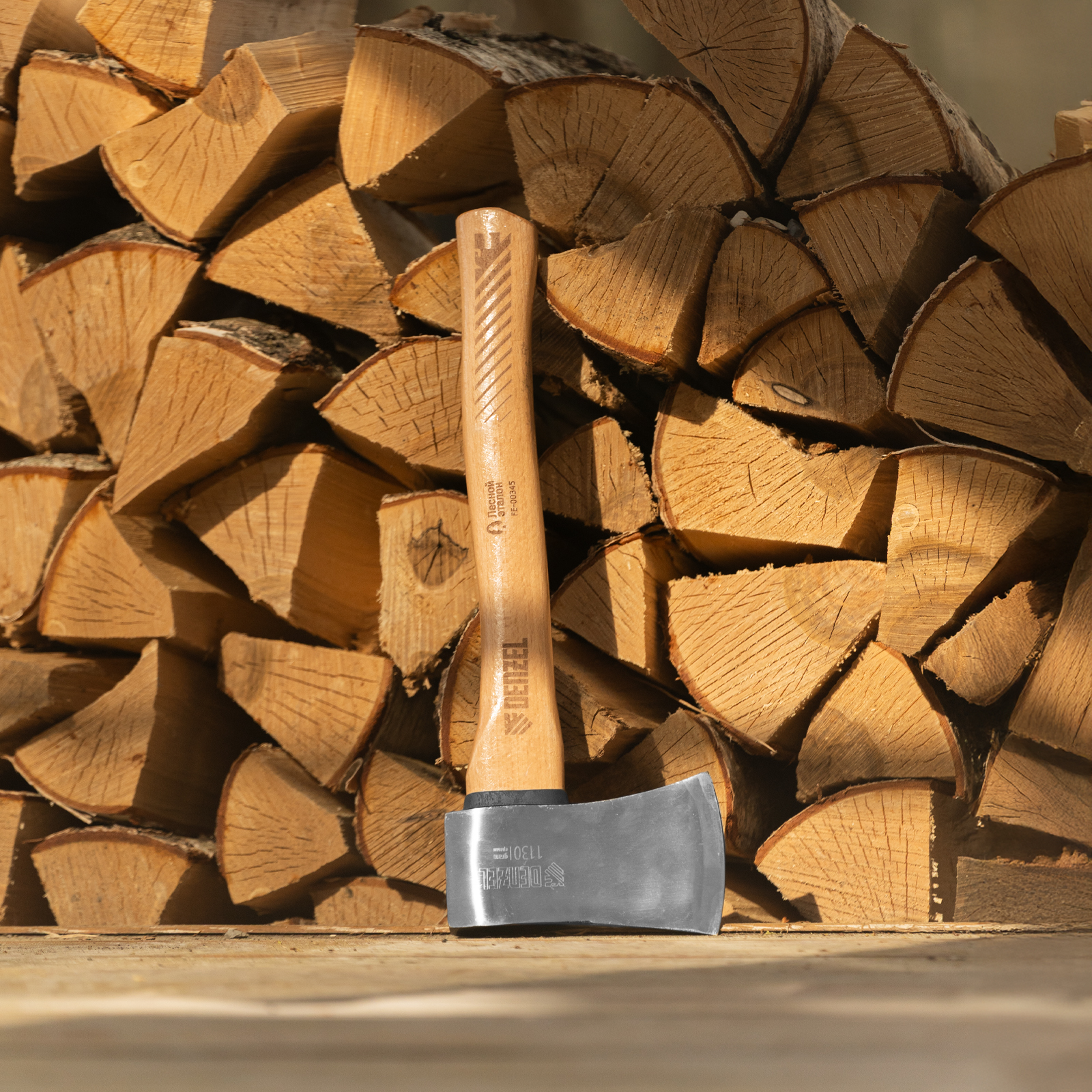 Топор кованый, 1130 г, американский тип, буковая рукоятка, 430мм, EFP Denzel