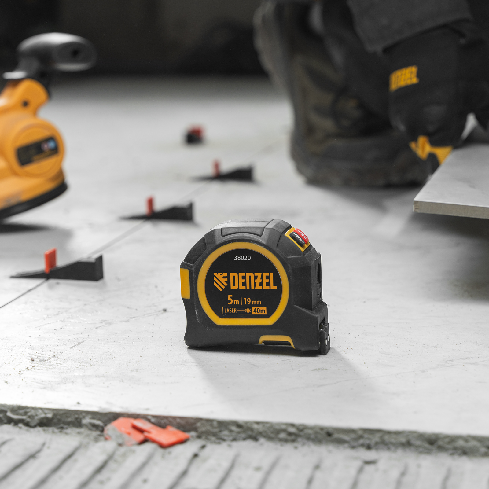 Лазерный дальномер с рулеткой LT-40, 5м x 19 мм, дальномер 40м, автомат. фиксация Denzel