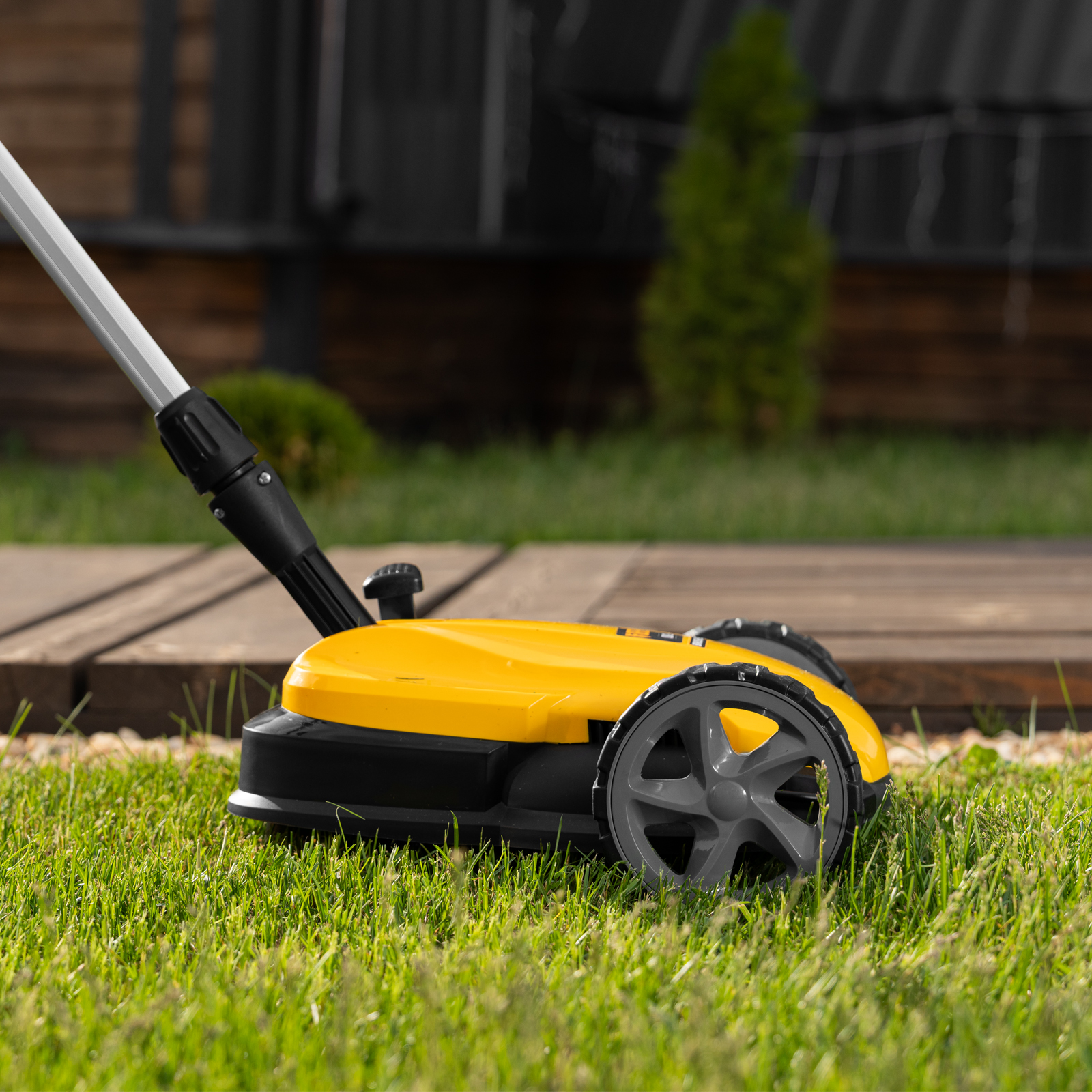 Портативная аккумуляторная газонокосилка CLM-22, Li-ion, 20В, 220 мм // Denzel