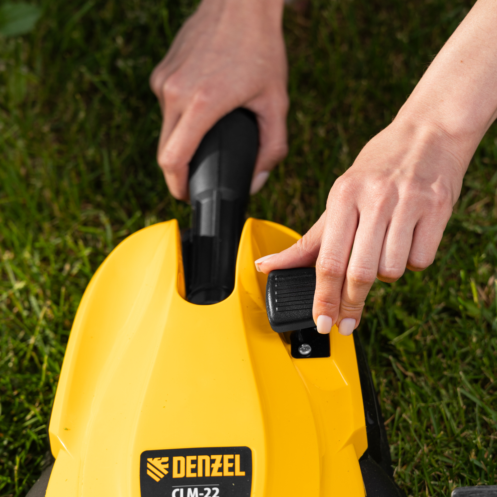 Портативная аккумуляторная газонокосилка CLM-22, Li-ion, 20В, 220 мм // Denzel