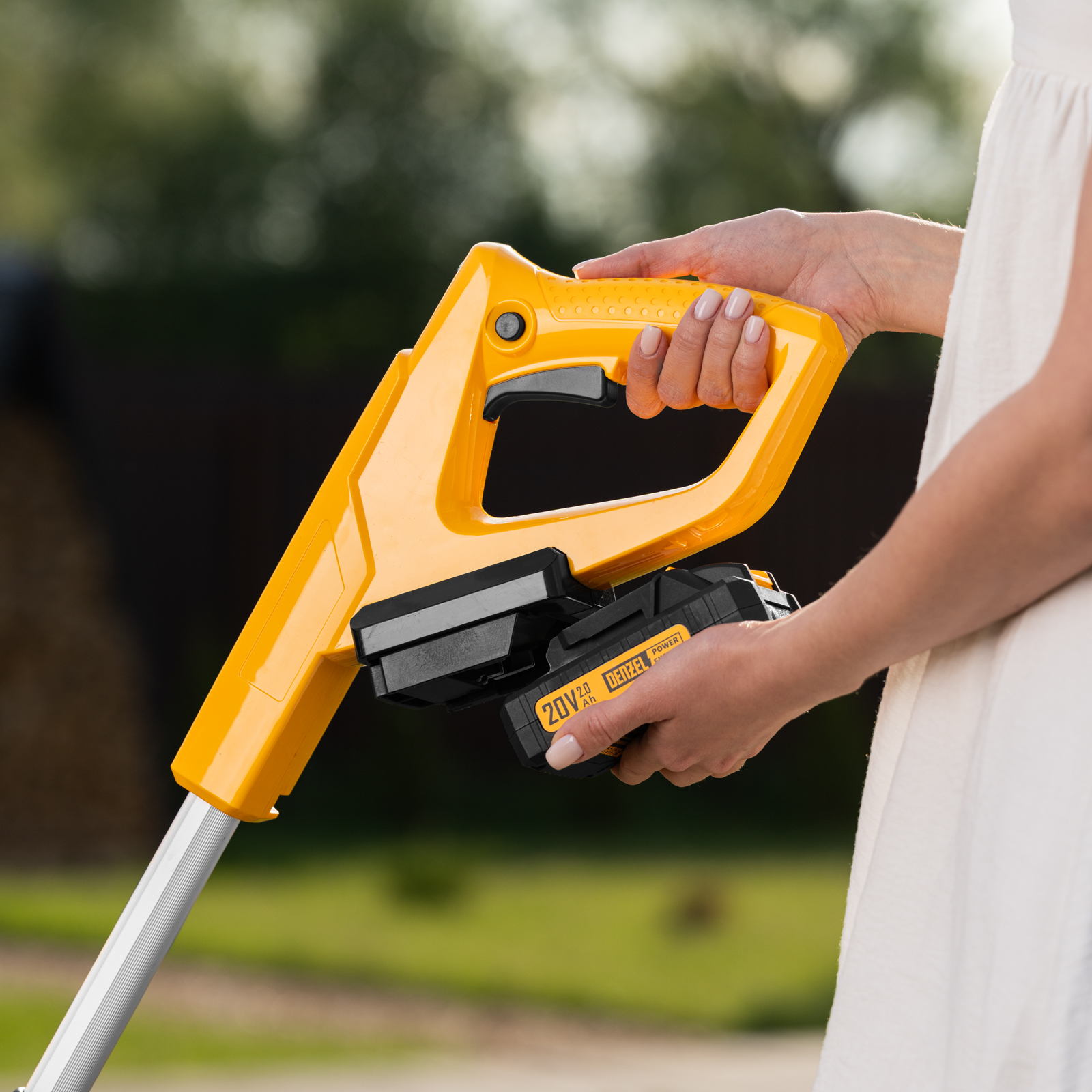 Портативная аккумуляторная газонокосилка CLM-22, Li-ion, 20В, 220 мм // Denzel