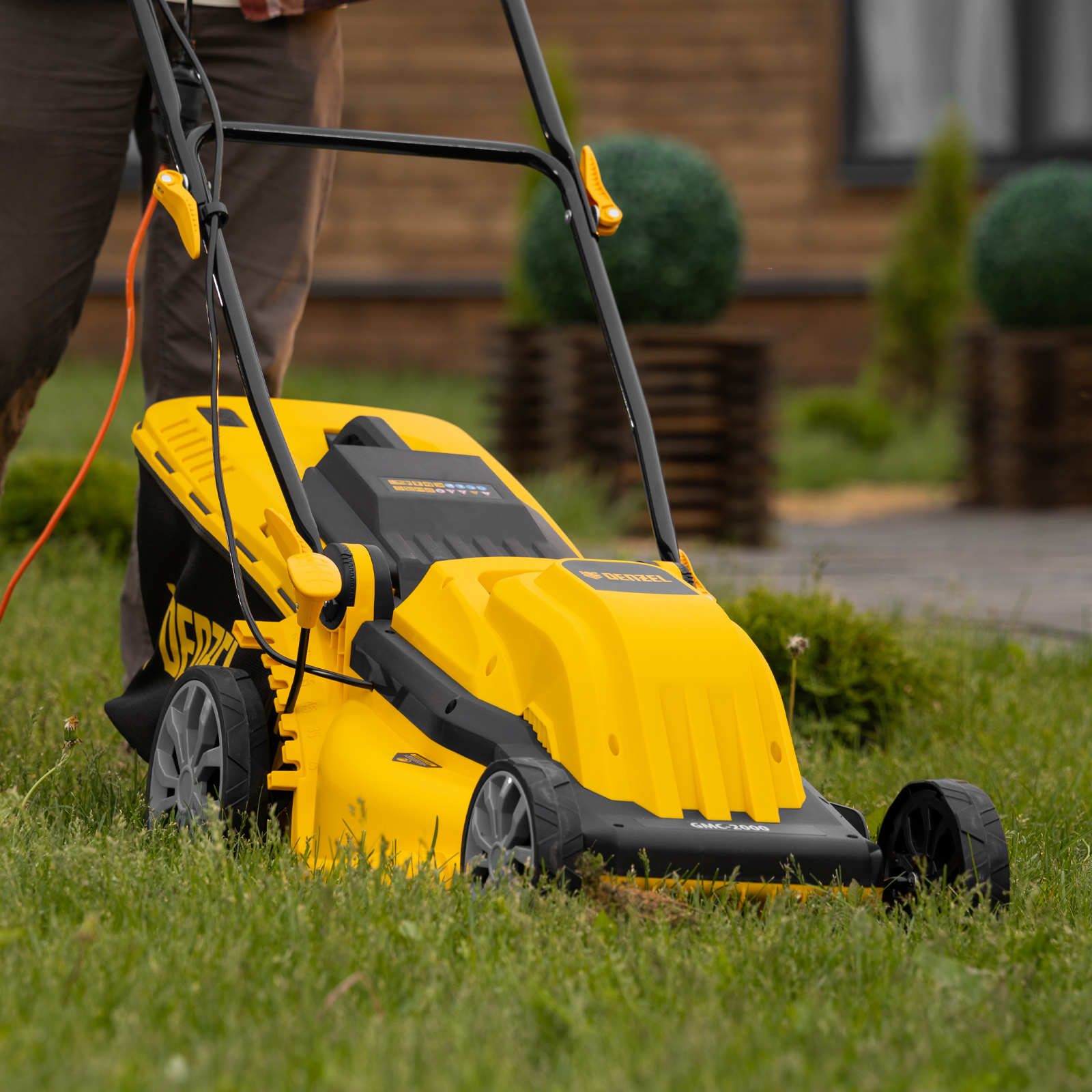 Газонокосилка электрическая GMC-2000, шир. 44см, 2000 Вт, 6 уров., травосб. 45 л Denzel