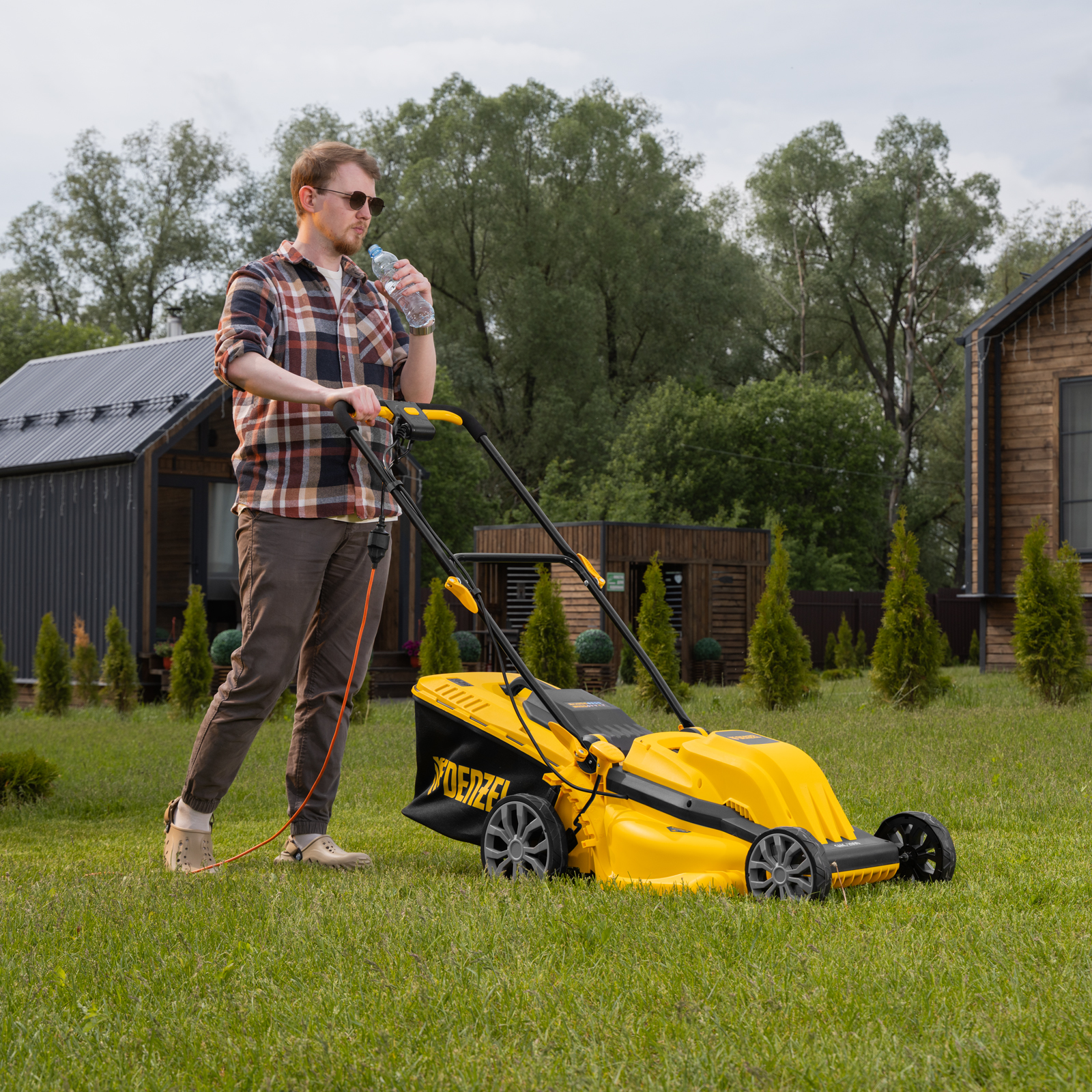 Газонокосилка электрическая GMC-2000, шир. 44см, 2000 Вт, 6 уров., травосб. 45 л Denzel