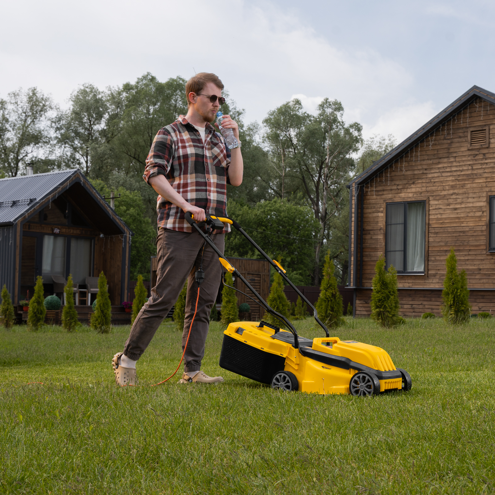 Газонокосилка электрическая GMC-1200, шир.,32см, 1200 Вт, 3 уров., травосб. 30 л Denzel