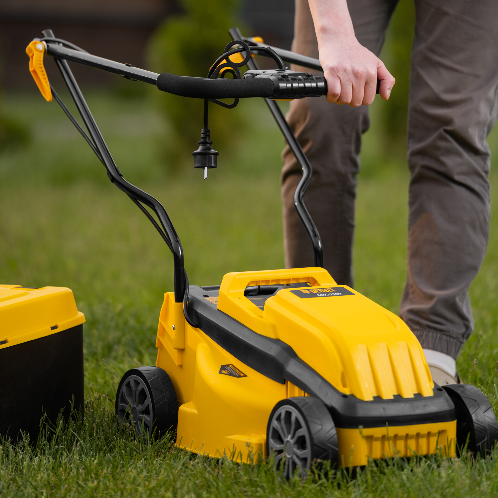 Газонокосилка электрическая GMC-1200, шир.,32см, 1200 Вт, 3 уров., травосб. 30 л Denzel