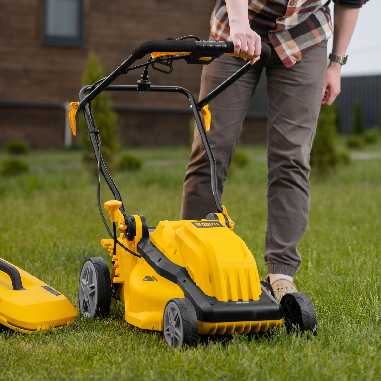Газонокосилка электрическая GMC-1800, шир. 38см, 1800 Вт, 6 уров., травосб. 35 л Denzel