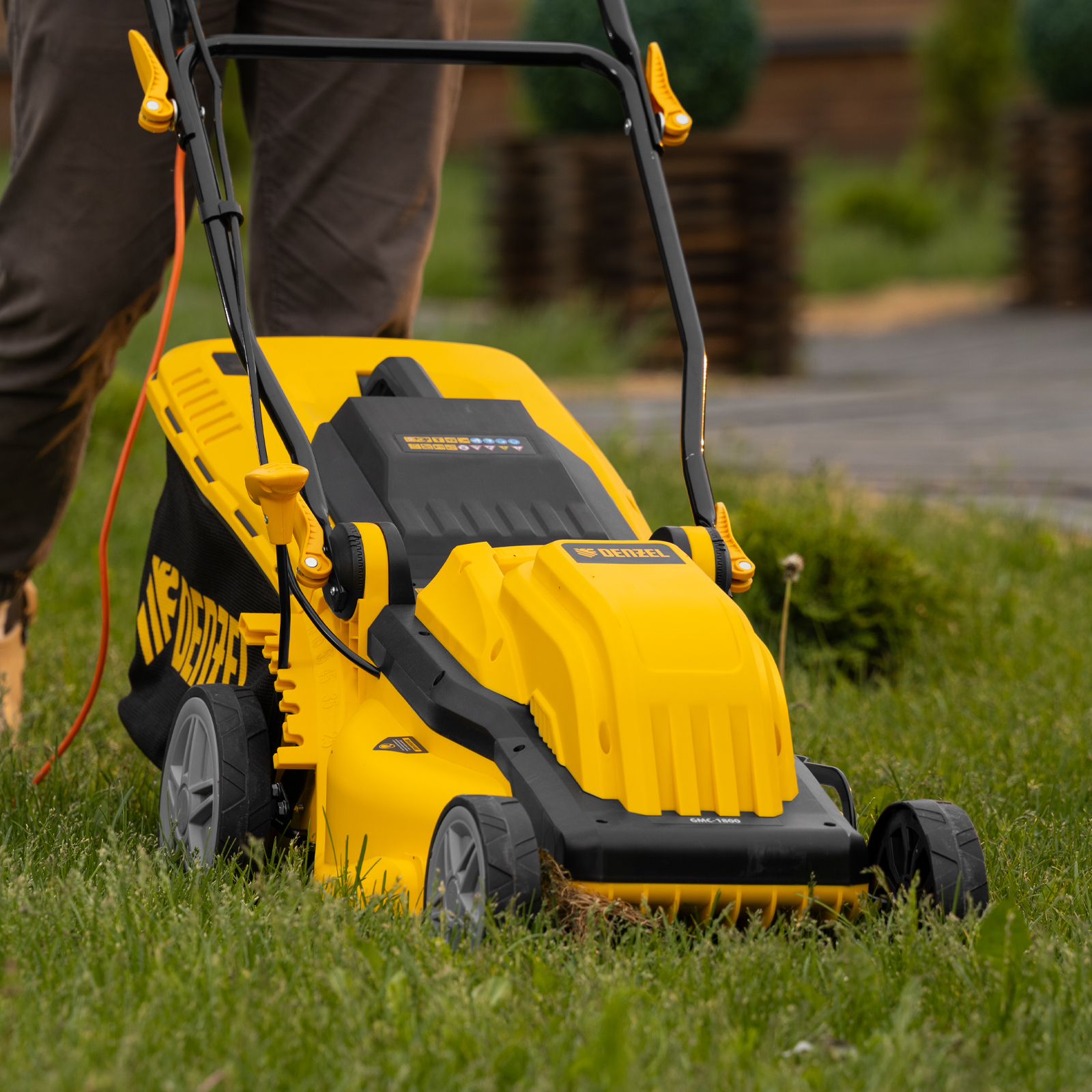 Газонокосилка электрическая GMC-1800, шир. 38см, 1800 Вт, 6 уров., травосб. 35 л Denzel