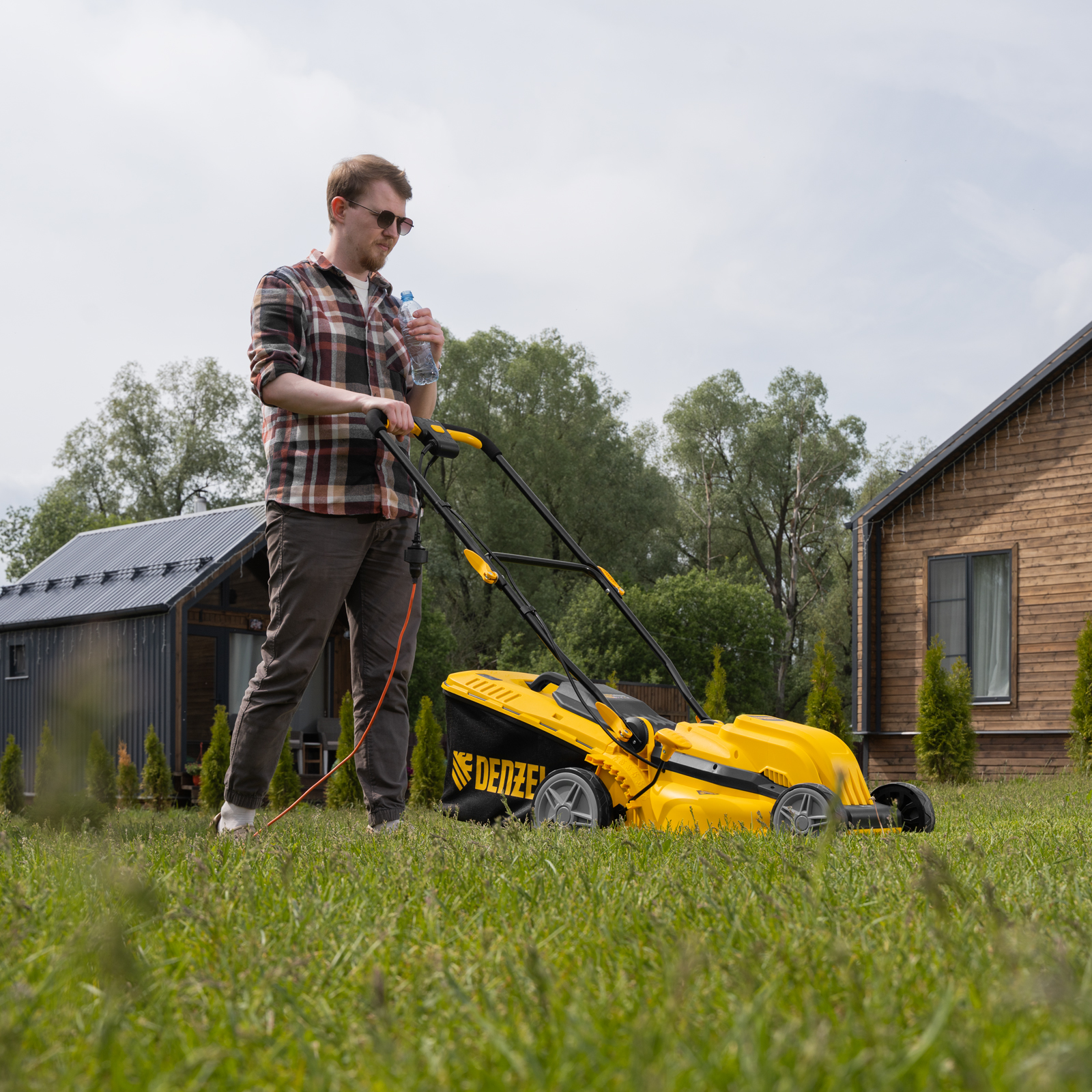 Газонокосилка электрическая GMC-1800, шир. 38см, 1800 Вт, 6 уров., травосб. 35 л Denzel