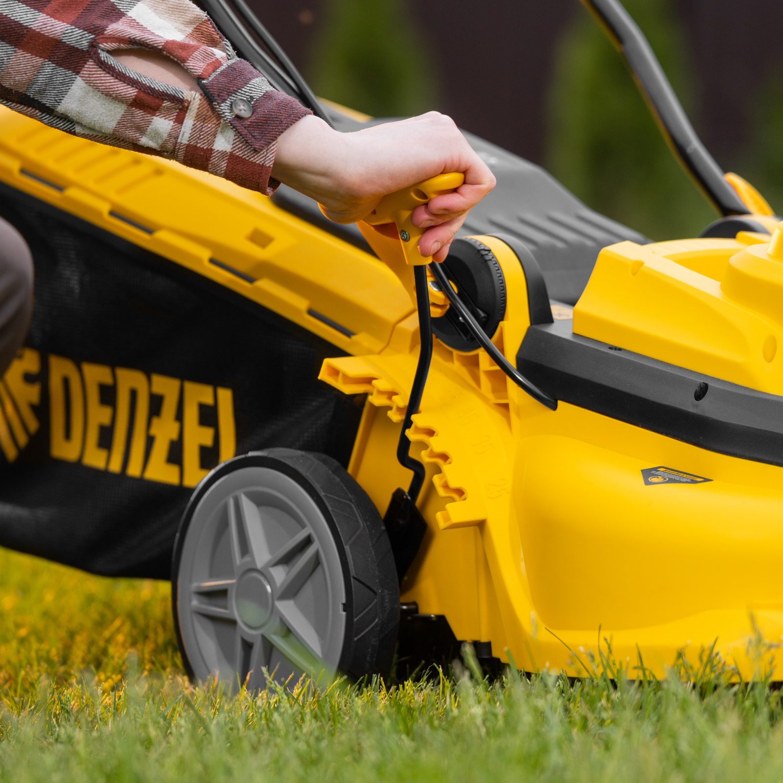 Газонокосилка электрическая GMC-1800, шир. 38см, 1800 Вт, 6 уров., травосб. 35 л Denzel