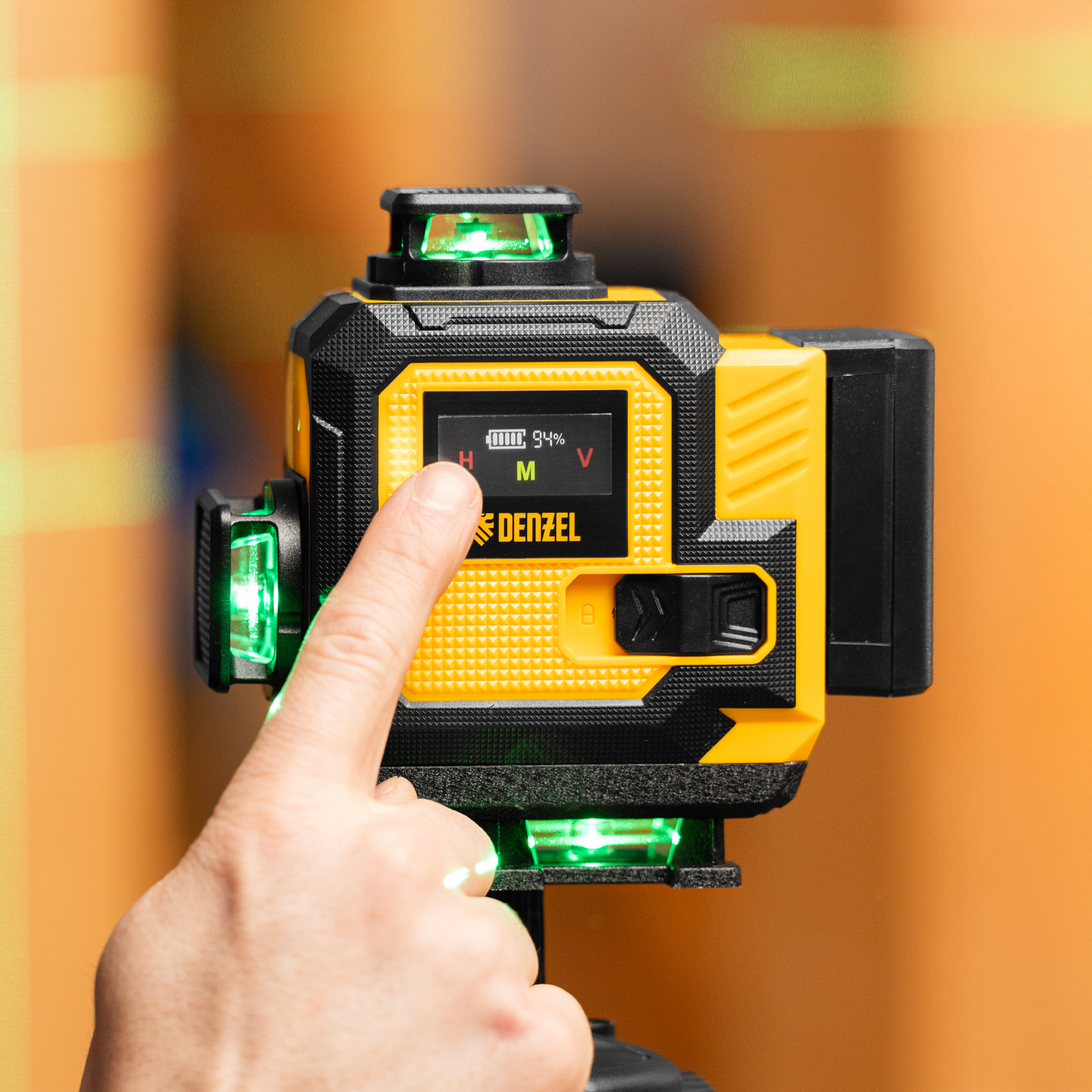 Лазерный уровень мультипризменный DLV 360-4T, 30 м, зеленый луч, Li-Ion 2,4 Aч, штатив// Denzel