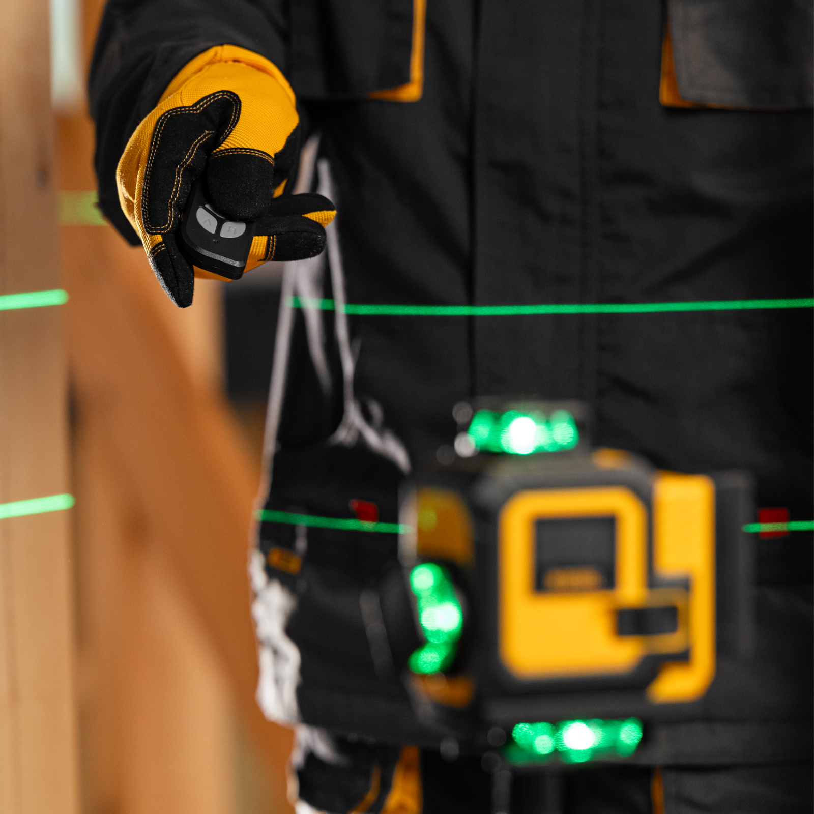 Лазерный уровень мультипризменный DLV 360-4T, 30 м, зеленый луч, Li-Ion 2,4 Aч, штатив// Denzel