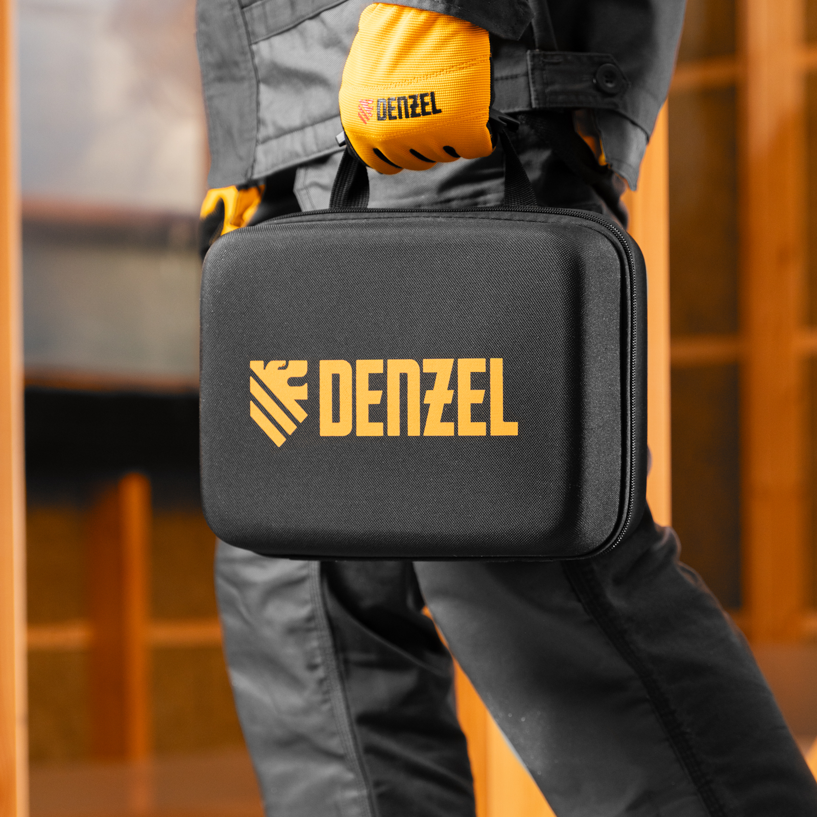 Лазерный уровень мультипризменный DLV 360-4T, 30 м, зеленый луч, Li-Ion 2,4 Aч, штатив// Denzel