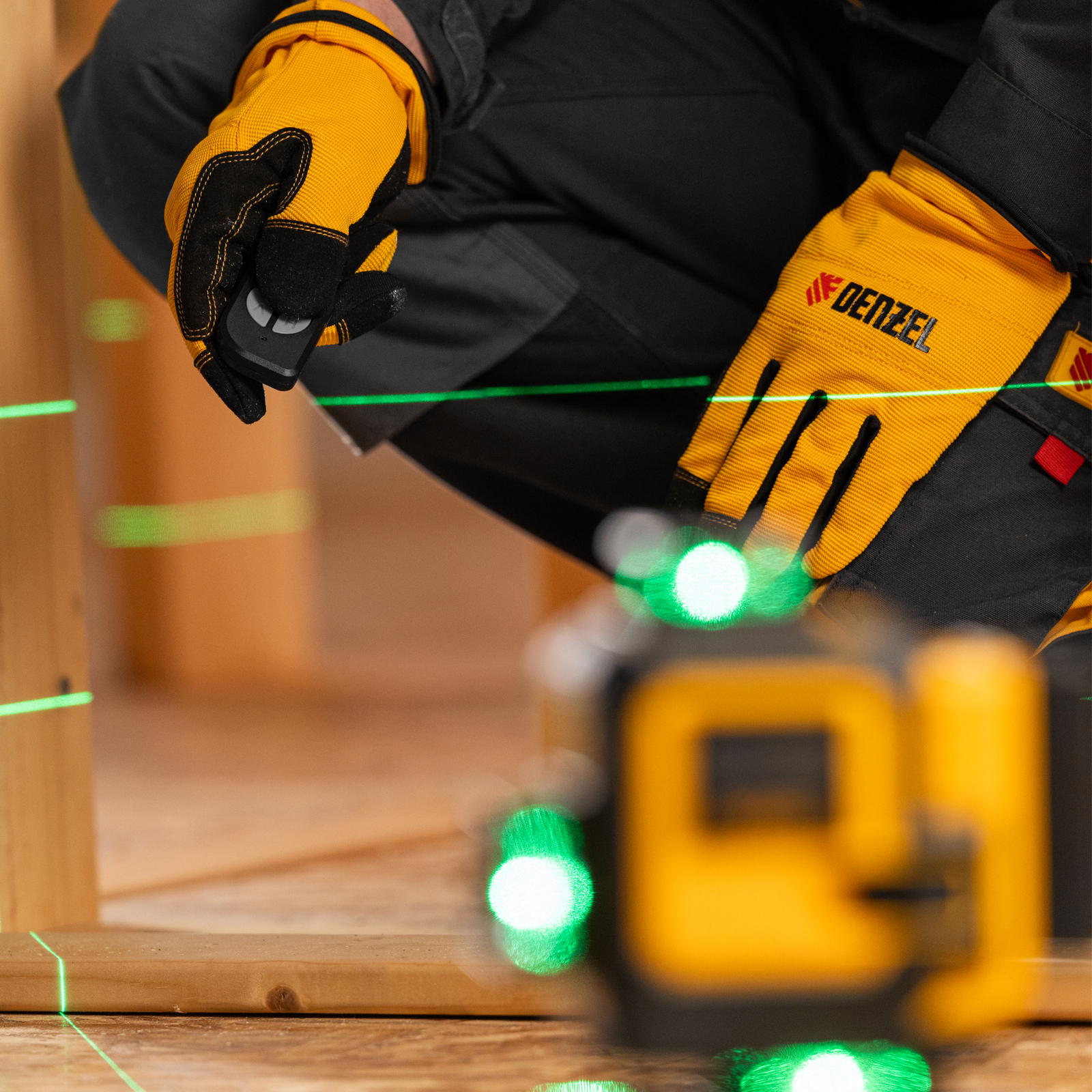 Лазерный уровень мультипризменный DLV-360-4C, 30 м, зеленый луч, Li-Ion 2,4 Aч, кейс// Denzel