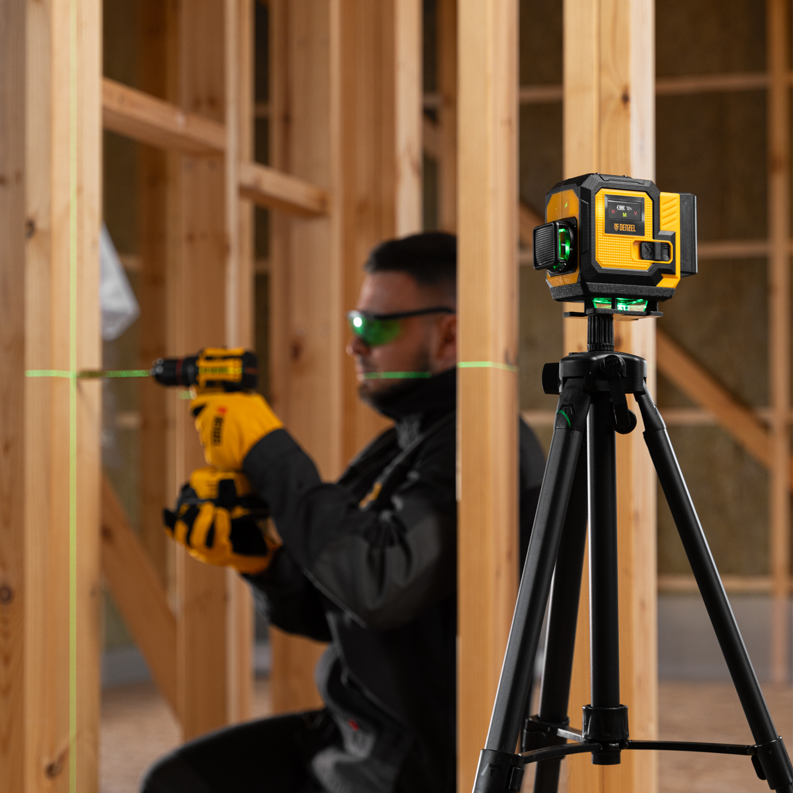 Лазерный уровень мультипризменный DLV-360-3T, 30 м, зеленый луч, Li-Ion 2,4 Aч, штатив // Denzel
