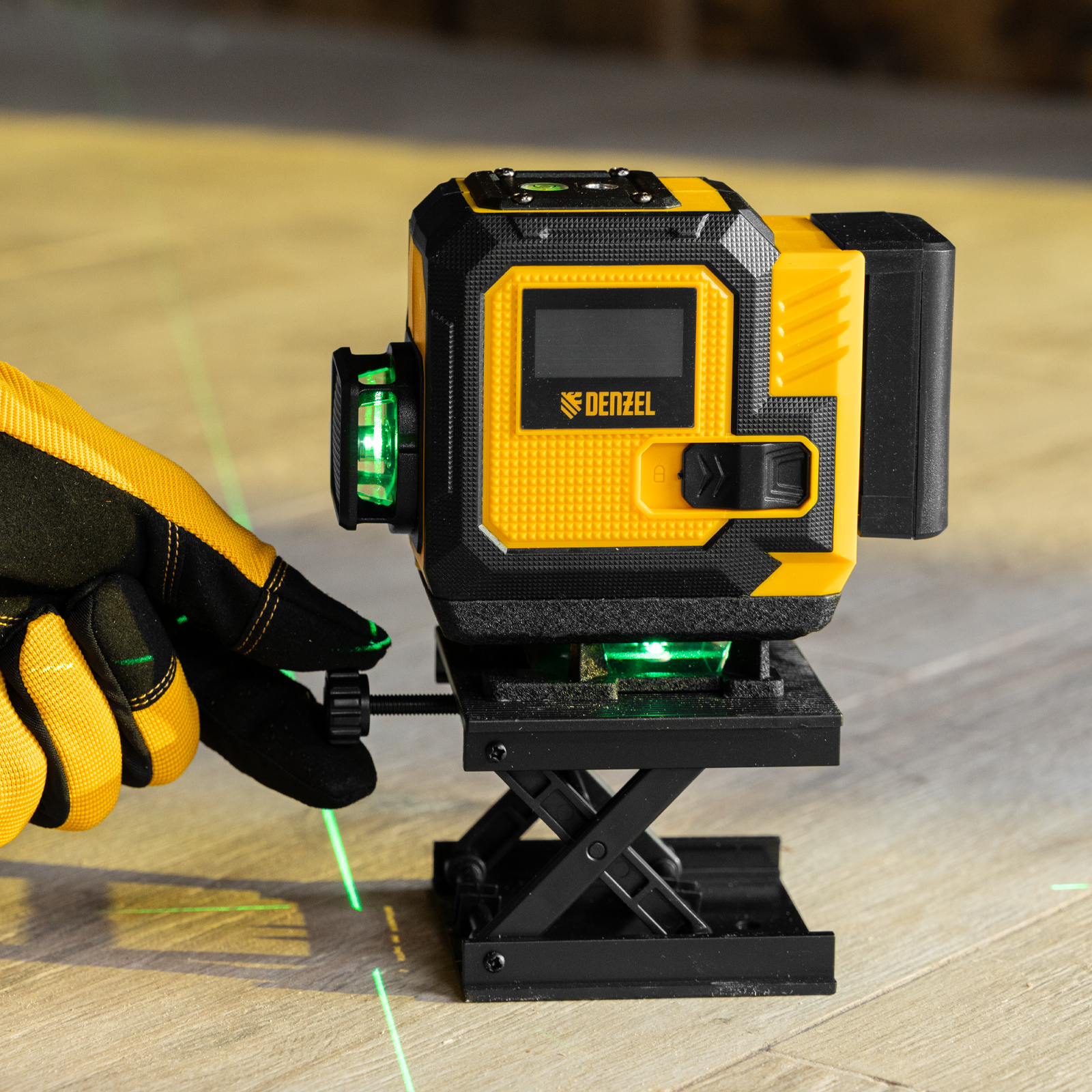 Лазерный уровень мультипризменный DLV-360-3C, 30 м, зеленый луч, Li-Ion 2,4 Aч, кейс// Denzel