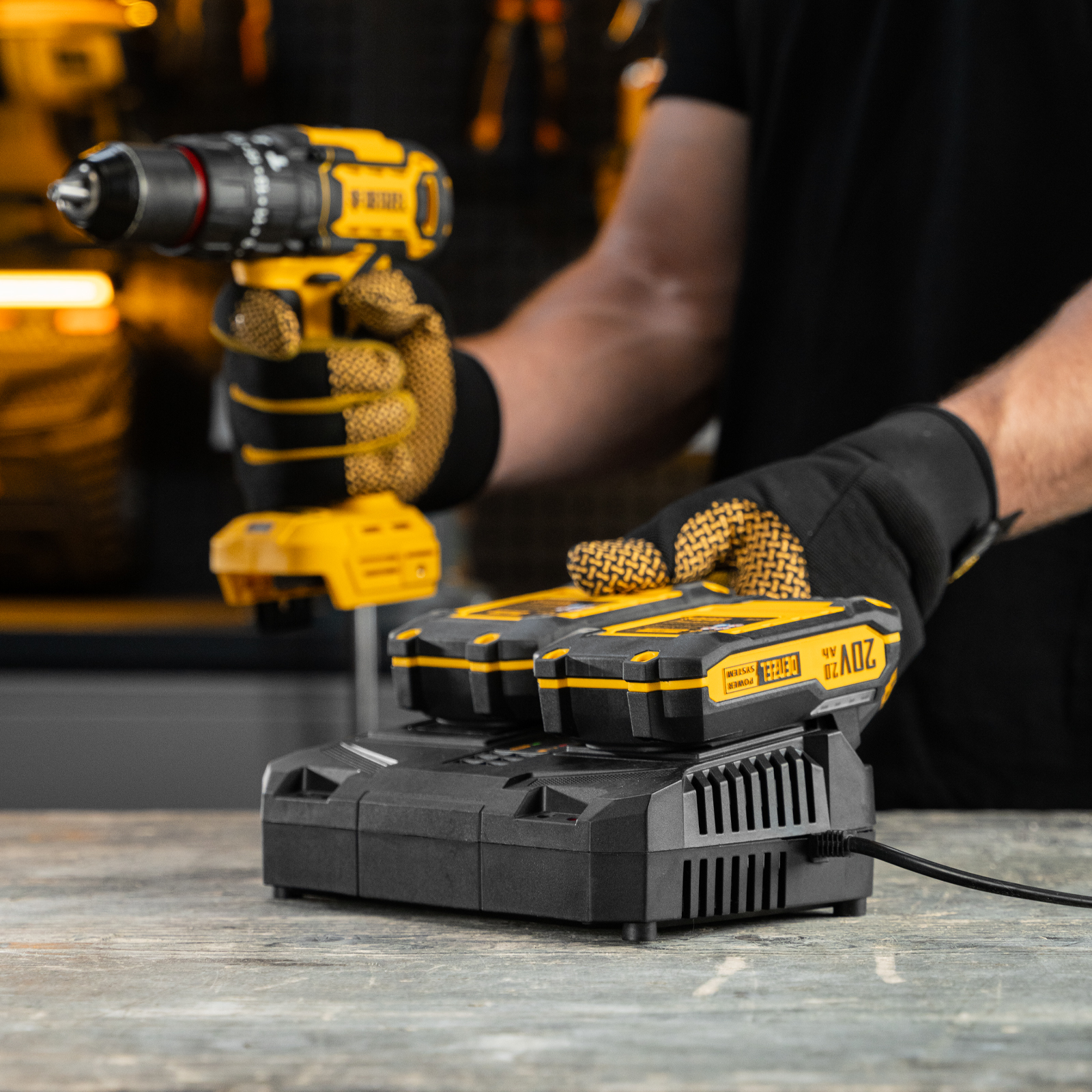 Устройство зарядное для аккумуляторов двухпортовое BCH-20-4.0x2, Li-Ion, 20 В, 4.0 А Denzel