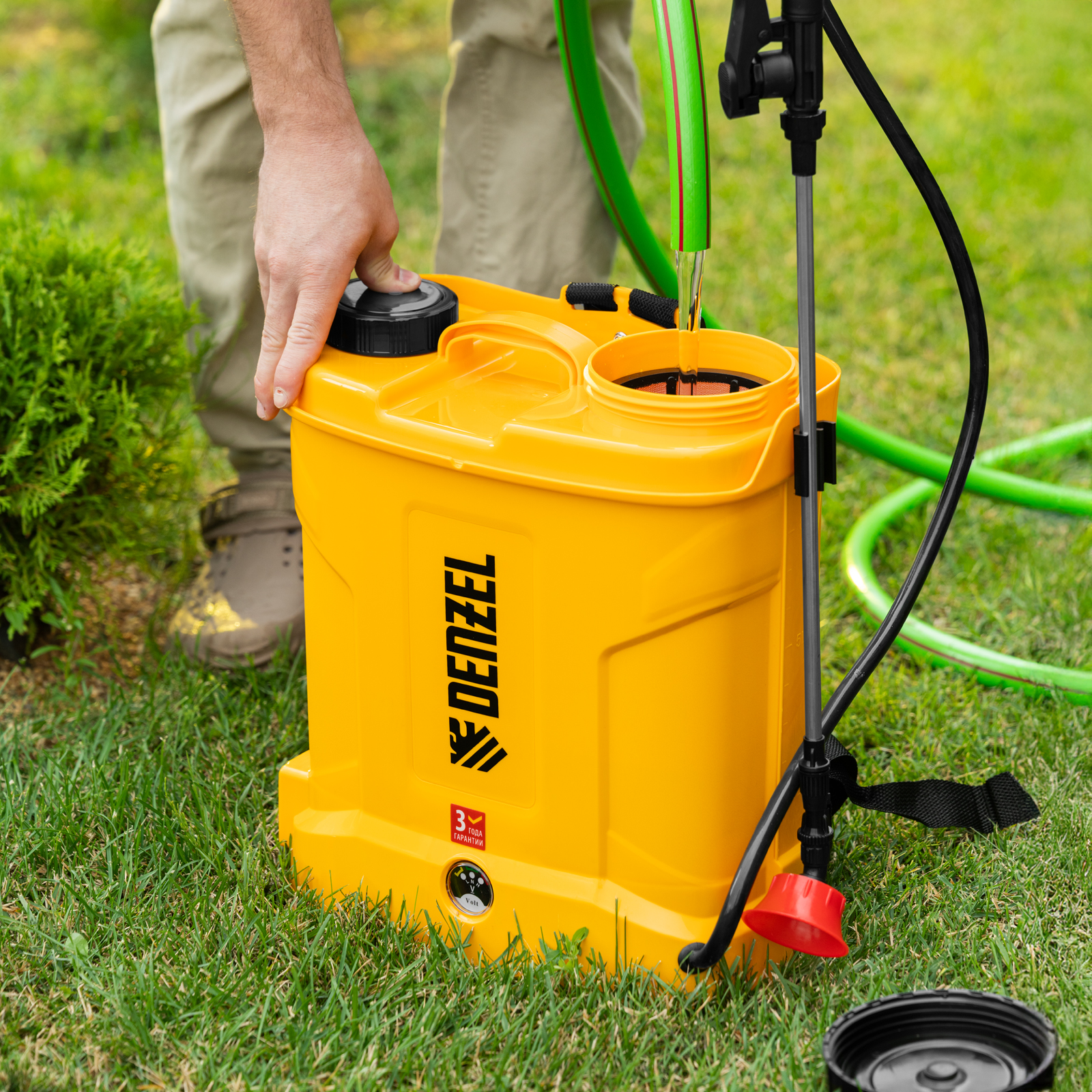 Опрыскиватель ранцевый аккумуляторный DP-10LA, 10 л, 12 В, 8 Ач Denzel